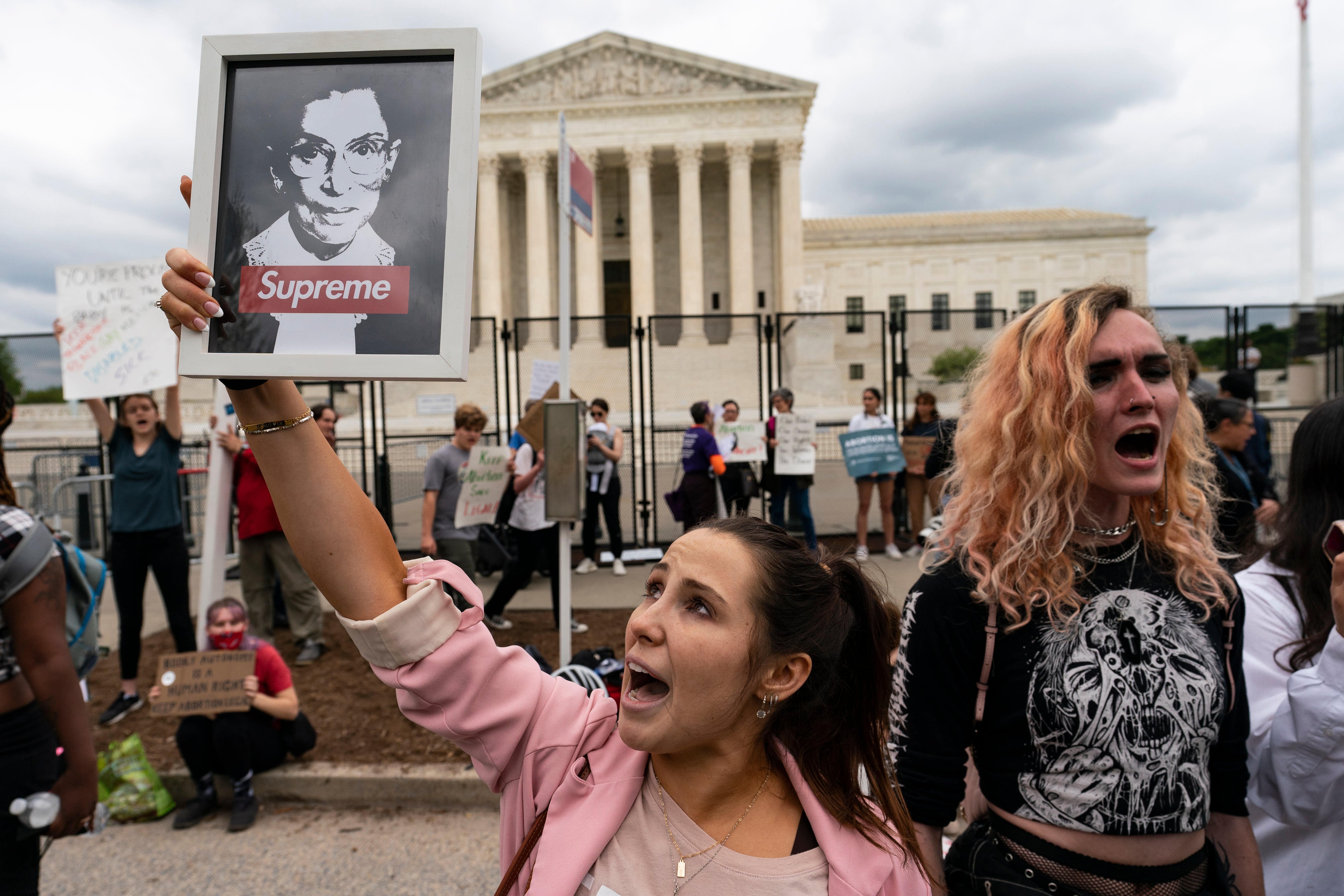 Manifestantes protestan frente al Tribunal Supremo de Estados Unidos el jueves 5 de mayo de 2022, en Washington