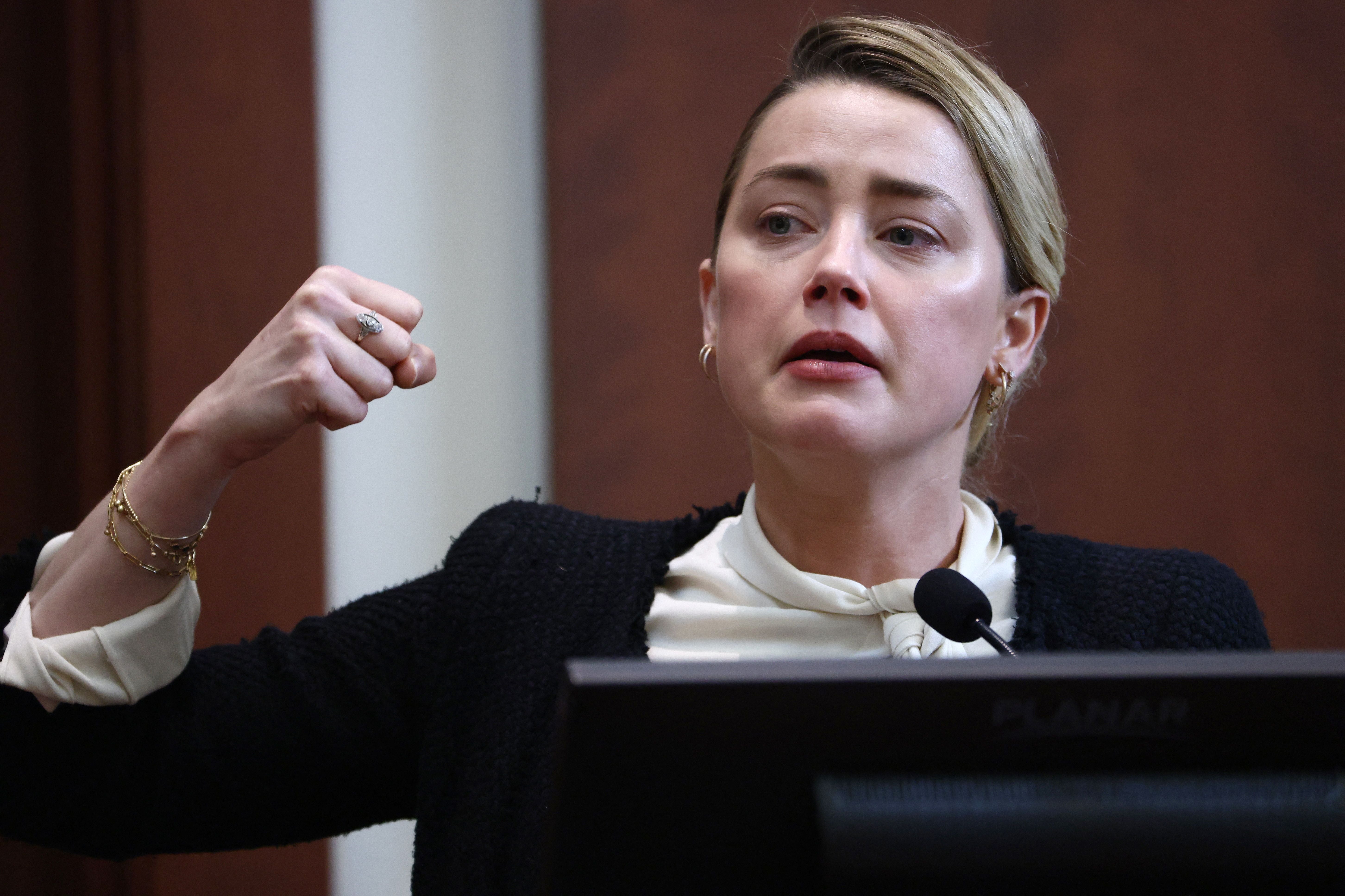 Amber Heard testifica en el Tribunal de Circuito del Condado de Fairfax, en Fairfax, Virginia, el 5 de mayo de 2022