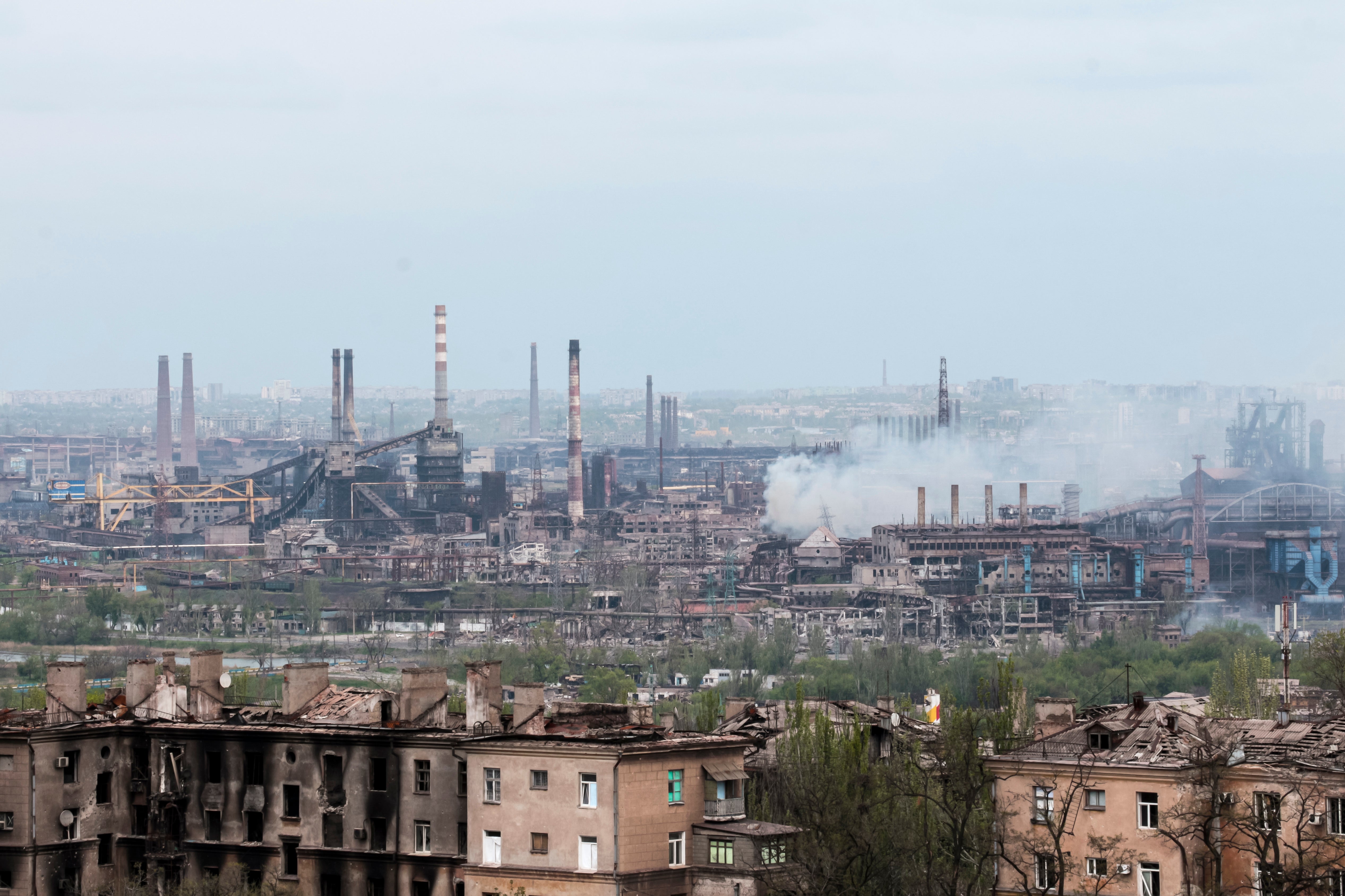 EL humo se eleva de la planta siderúrgica de Azovstal en Mariúpol