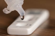 Síntomas de ómicron que afectan a las personas vacunadas y dos señales tempranas de infección