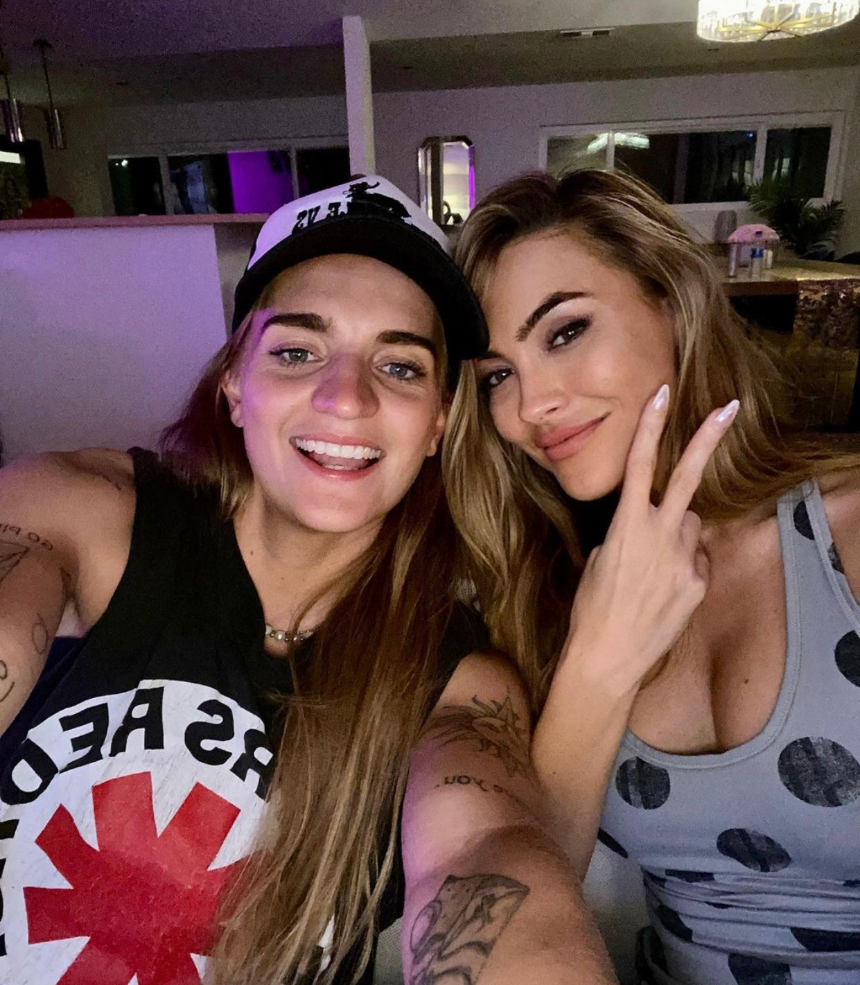 No, salir con la rapera no binaria G Flip no convierte a Chrishell Stause en lesbiana y este es el porqué 