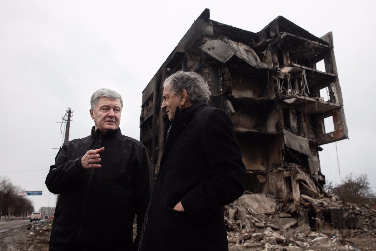 Poroshenko con el filósofo y escritor francés Bernard-Henri Levy en Borodianka, Kyiv