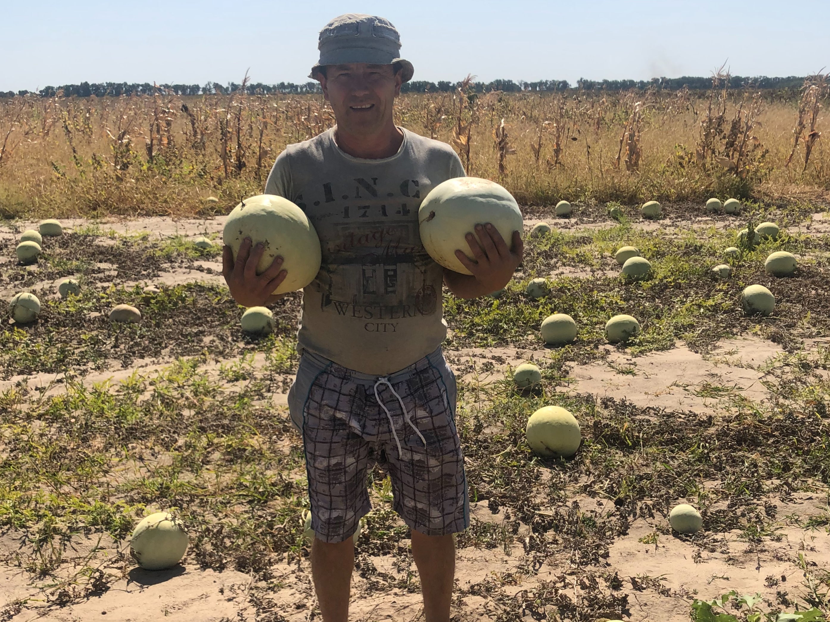 Igor Kurayan sostiene algunas de sus sandías