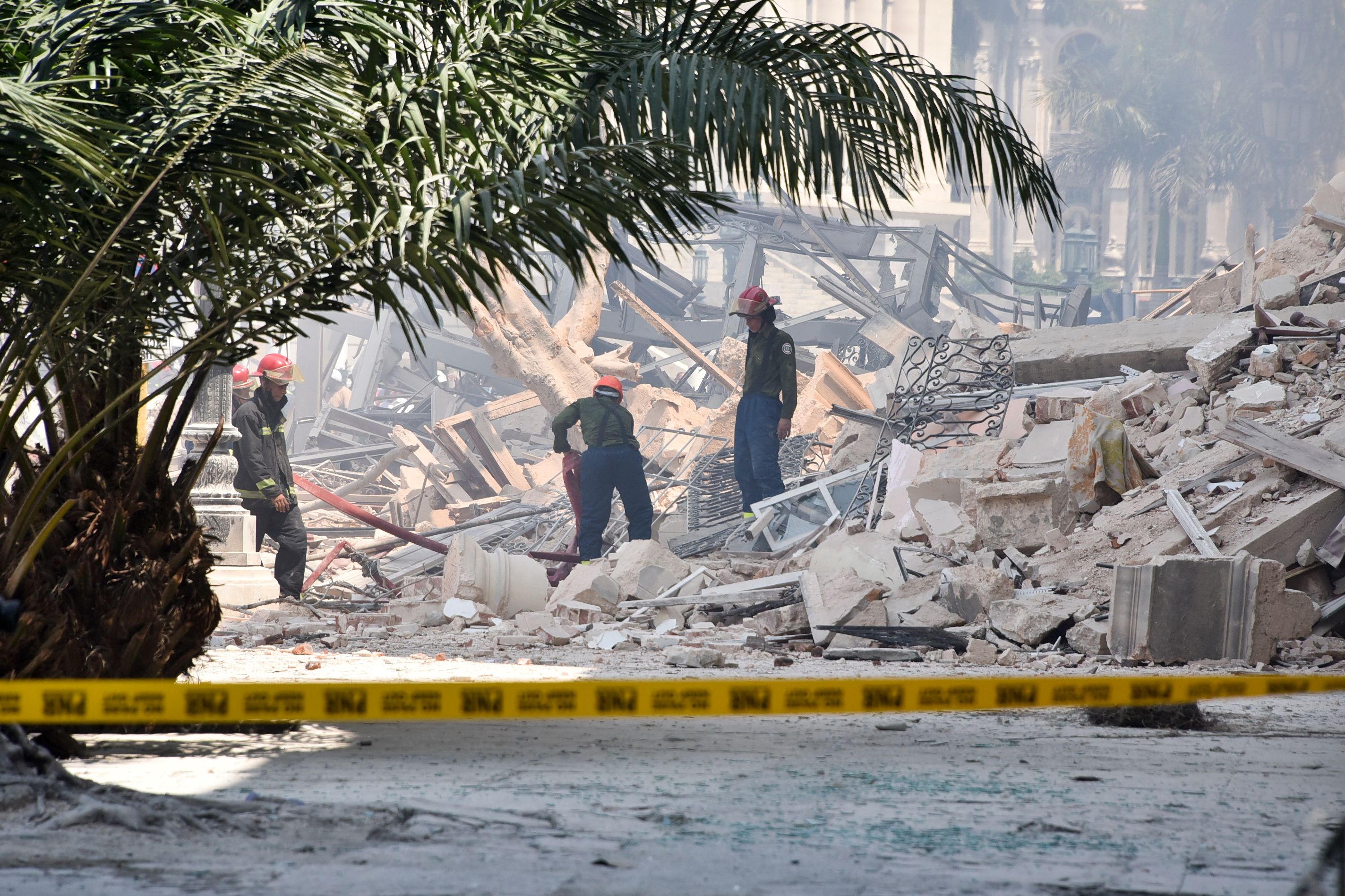 Rescatadores trabajan después de una explosión en el Hotel Saratoga en La Habana, el 6 de mayo de 2022