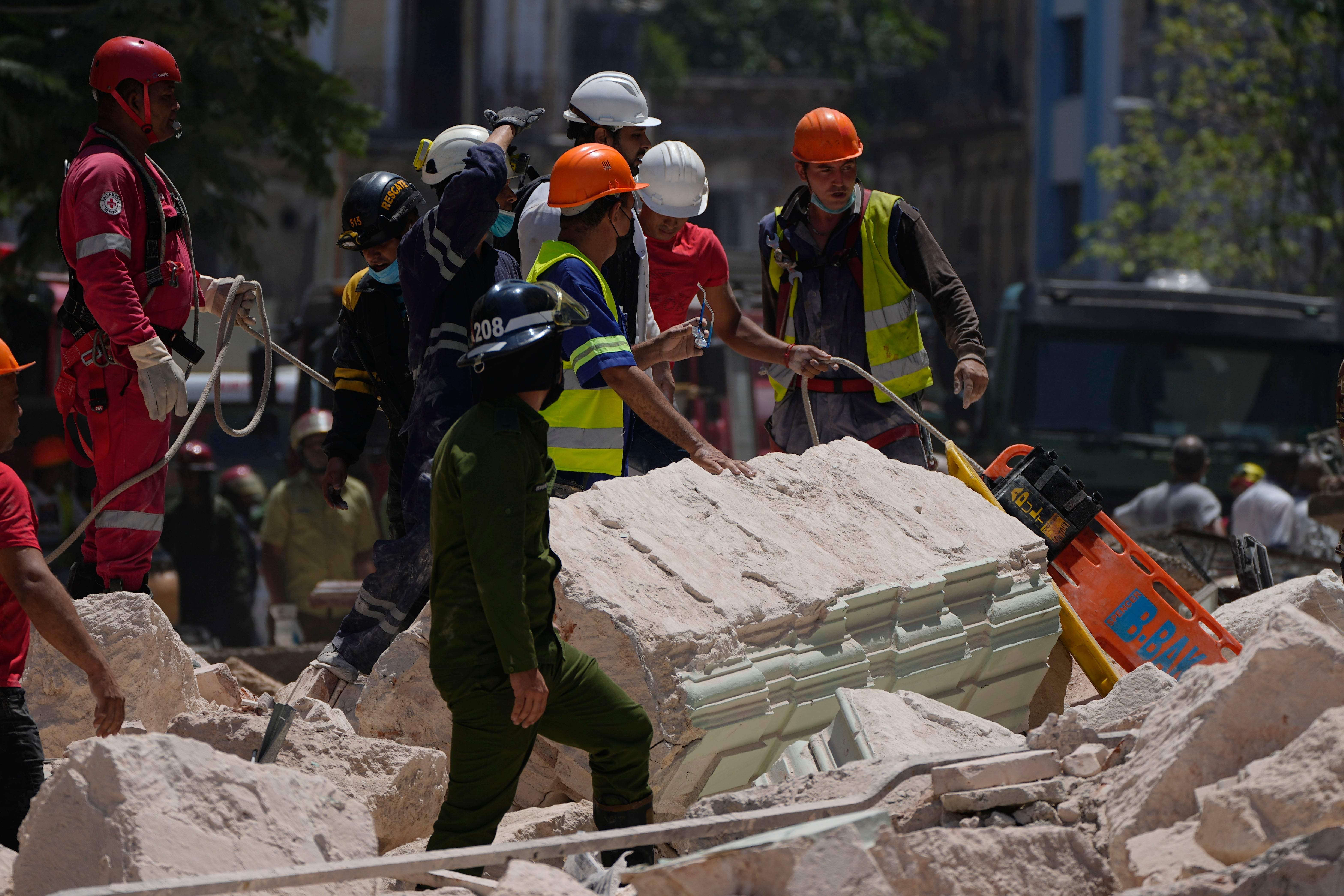 Trabajadores de emergencia con una camilla se encuentran entre los escombros fuera del Hotel Saratoga de cinco estrellas después de una explosión mortal en La Habana Vieja, Cuba, el viernes 6 de mayo de 2022