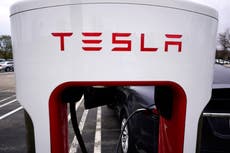 Tesla paga a personal viajes a estados donde aborto es legal