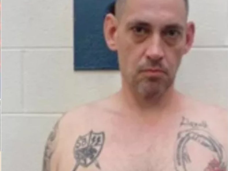 Casey Cole White, un prisionero que escapó de una cárcel en Tennessee con la ayuda de una antigua guardia penitenciaria, muestra tatuajes de pandillas que sugieren su lealtad hacia un grupo de supremacía blanca de la cárcel