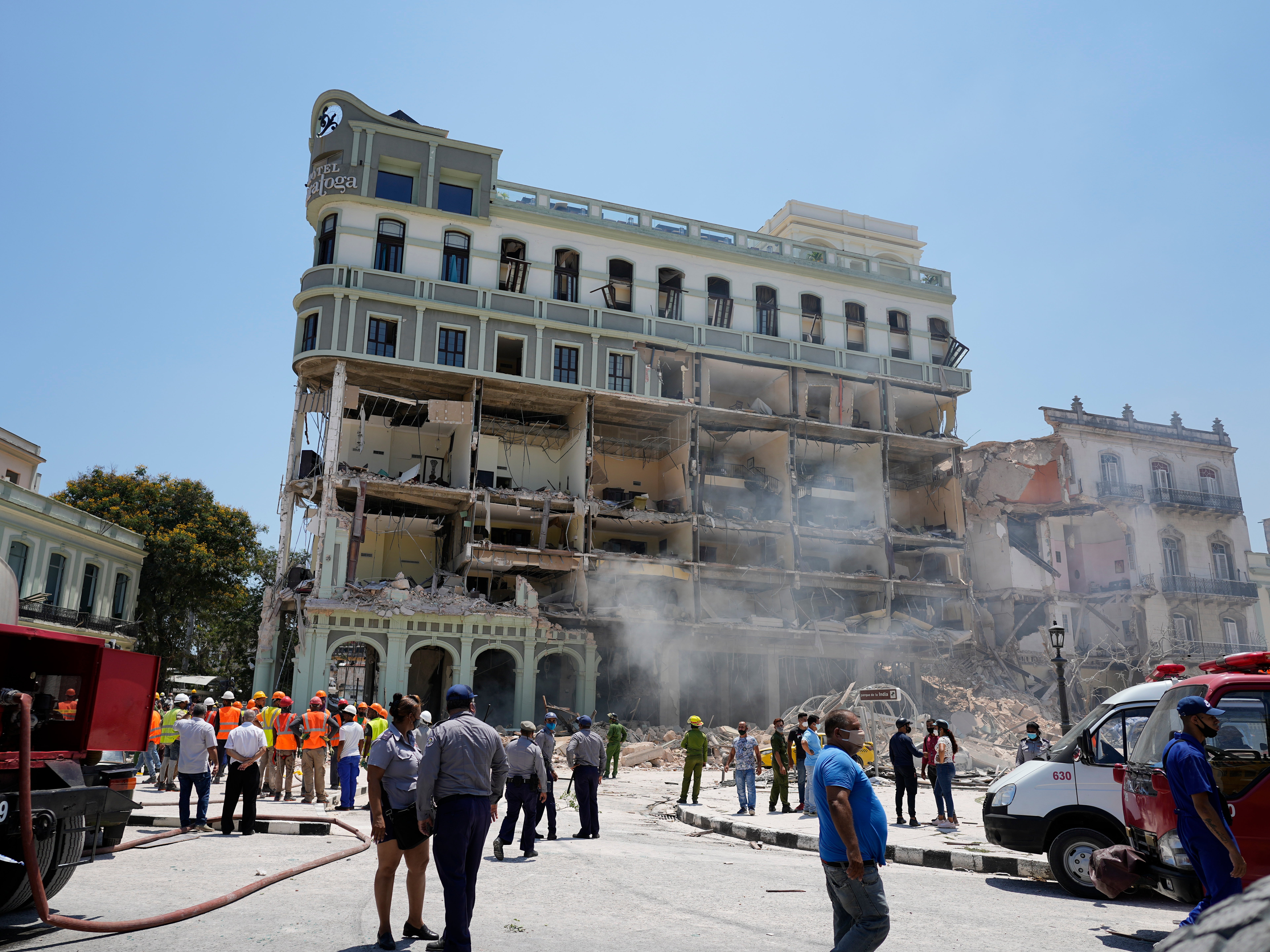 Las habitaciones quedaron expuestas en el Hotel Saratoga, de cinco estrellas, donde el personal de emergencia trabaja después de una explosión mortal en La Habana Vieja, Cuba, el viernes 6 de mayo de 2022