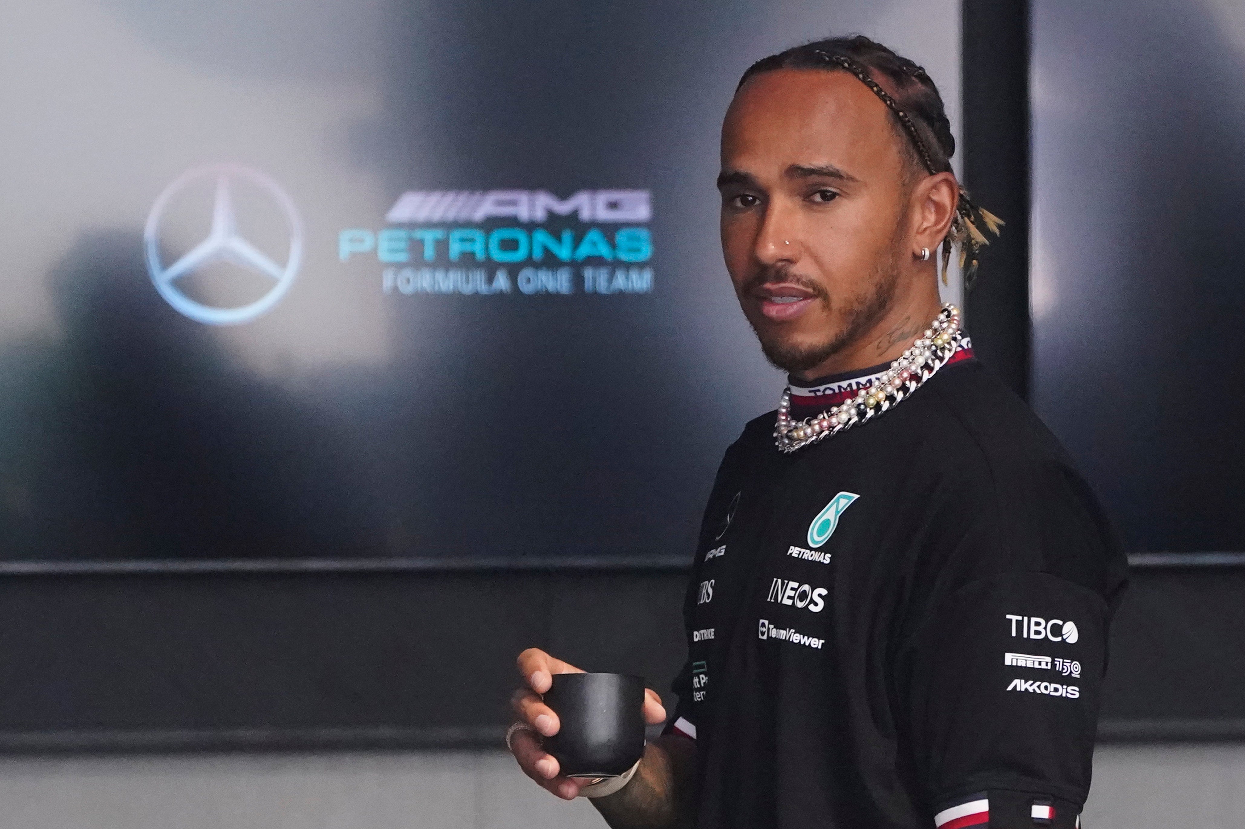 Lewis Hamilton envió un claro mensaje con sus joyas antes de la primera práctica en Miami (Wilfredo Lee/AP)