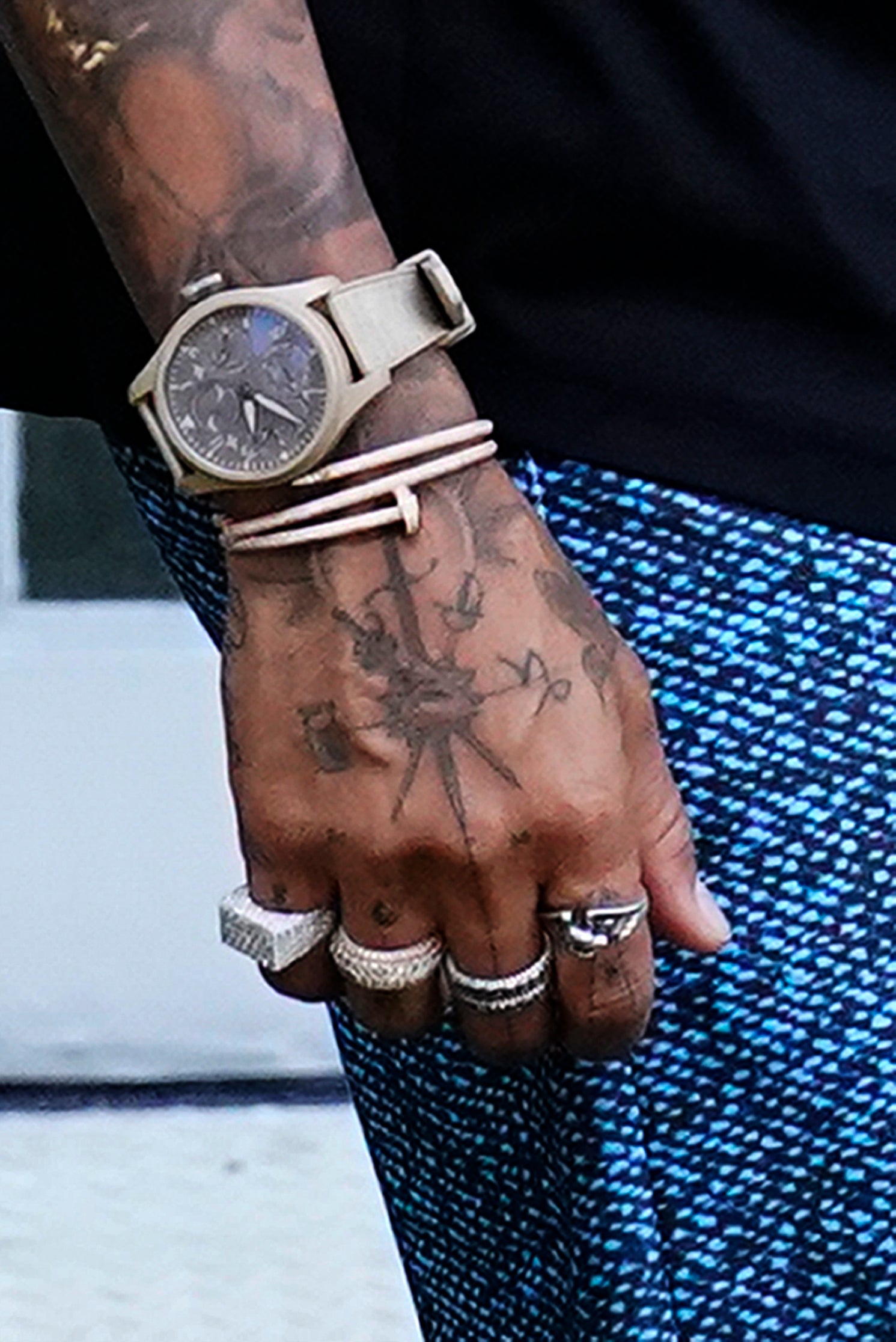 Lewis Hamilton llega al primer entrenamiento con varios anillos, relojes y pulseras (Wilfredo Lee/AP)