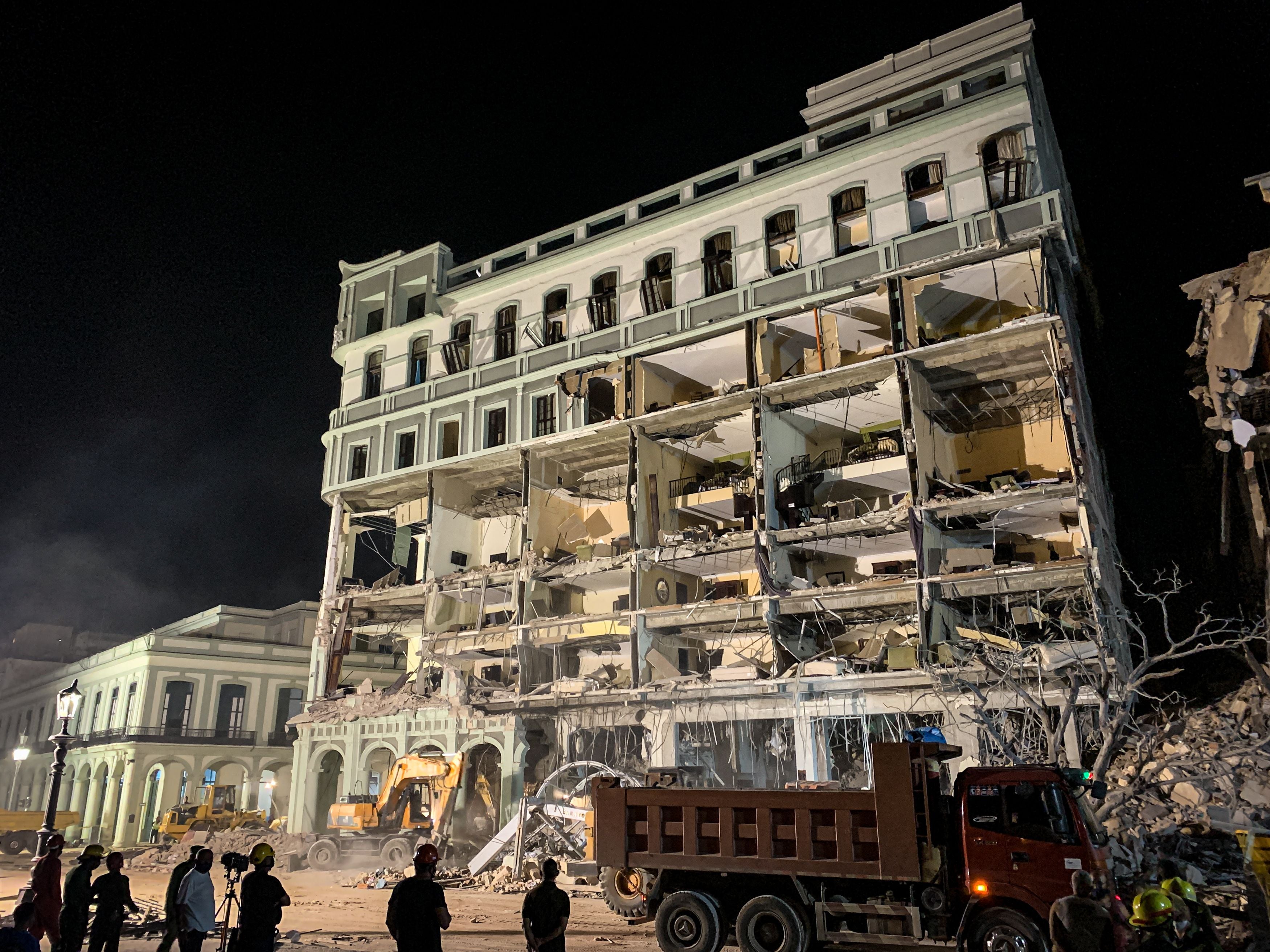 Los bomberos retiran los escombros de las ruinas del Hotel Saratoga, en La Habana, el 6 de mayo de 2022