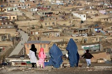 Talibán ordena a mujeres usar burkas en Afganistán