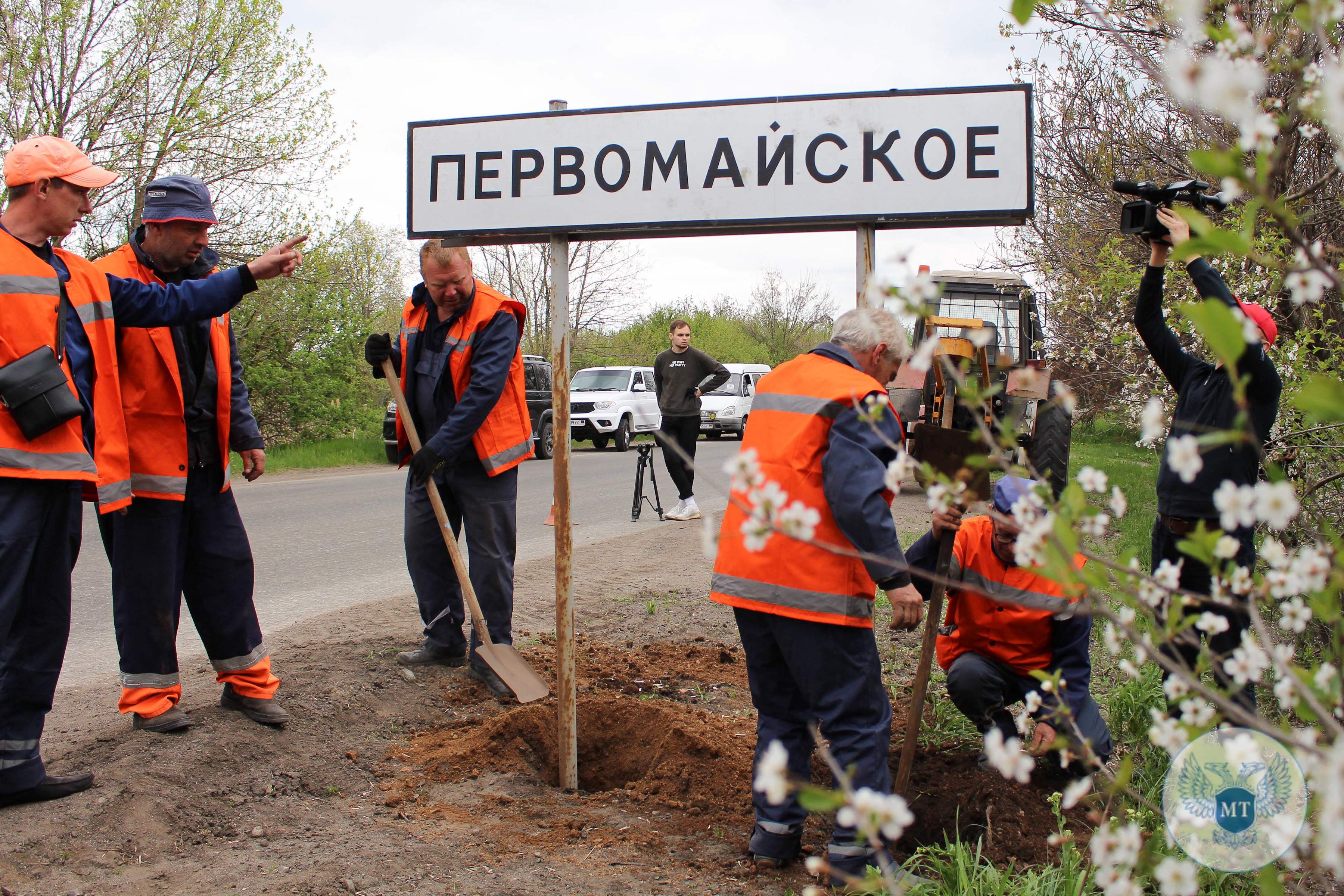 Trabajadores municipales cambian las señales de tráfico ucranianas por rusas en las afueras de la ciudad de Mariúpol