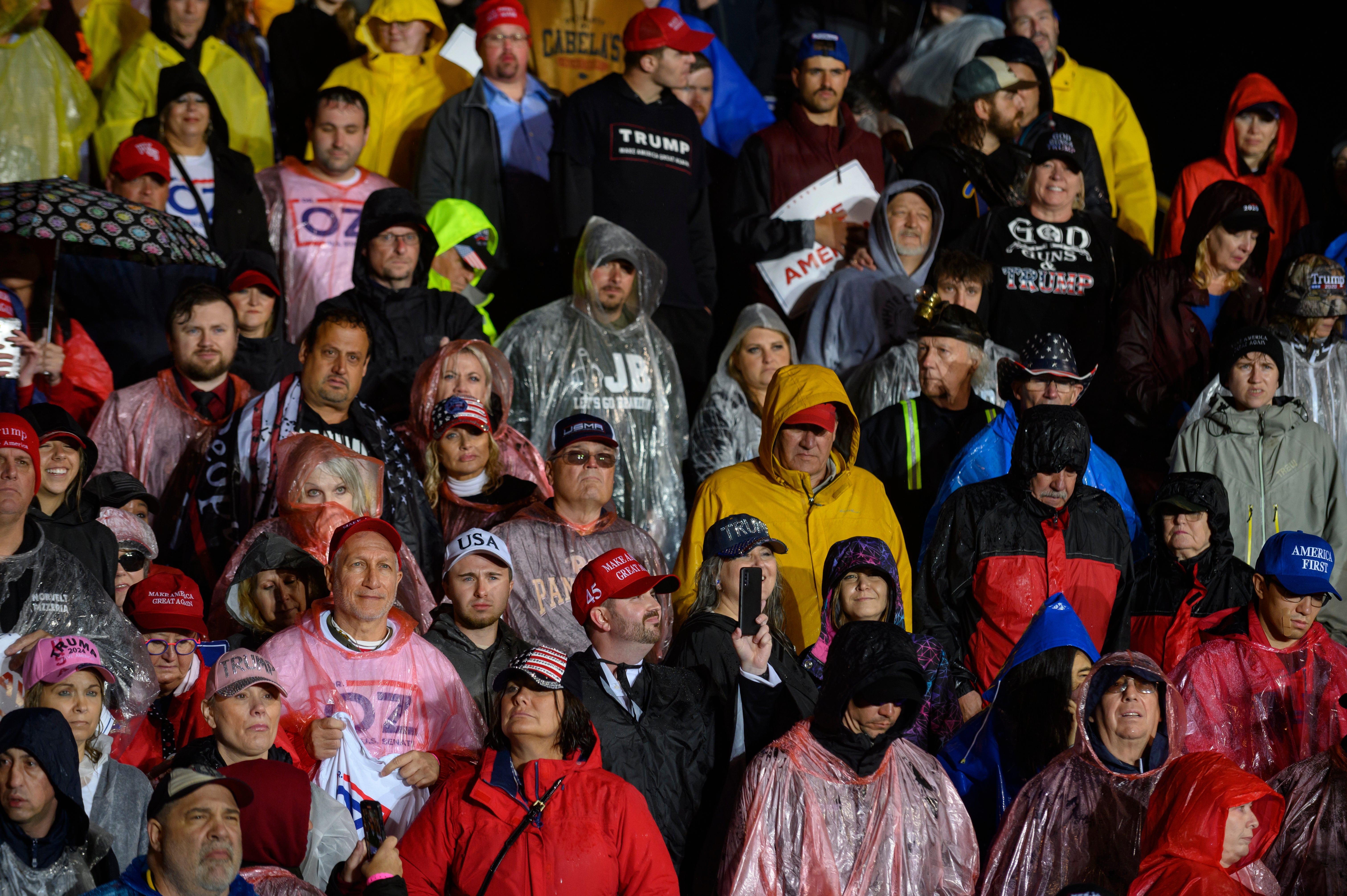 Simpatizantes de Trump empapados por la lluvia asisten a un mitin MAGA en Greensburg, Pensilvania