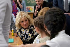 Jill Biden habla con refugiados ucranianos en Rumania