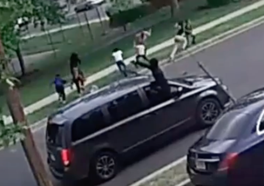 Los niños huyen por sus vidas cuando un hombre armado abre fuego en un parque de Maryland el miércoles