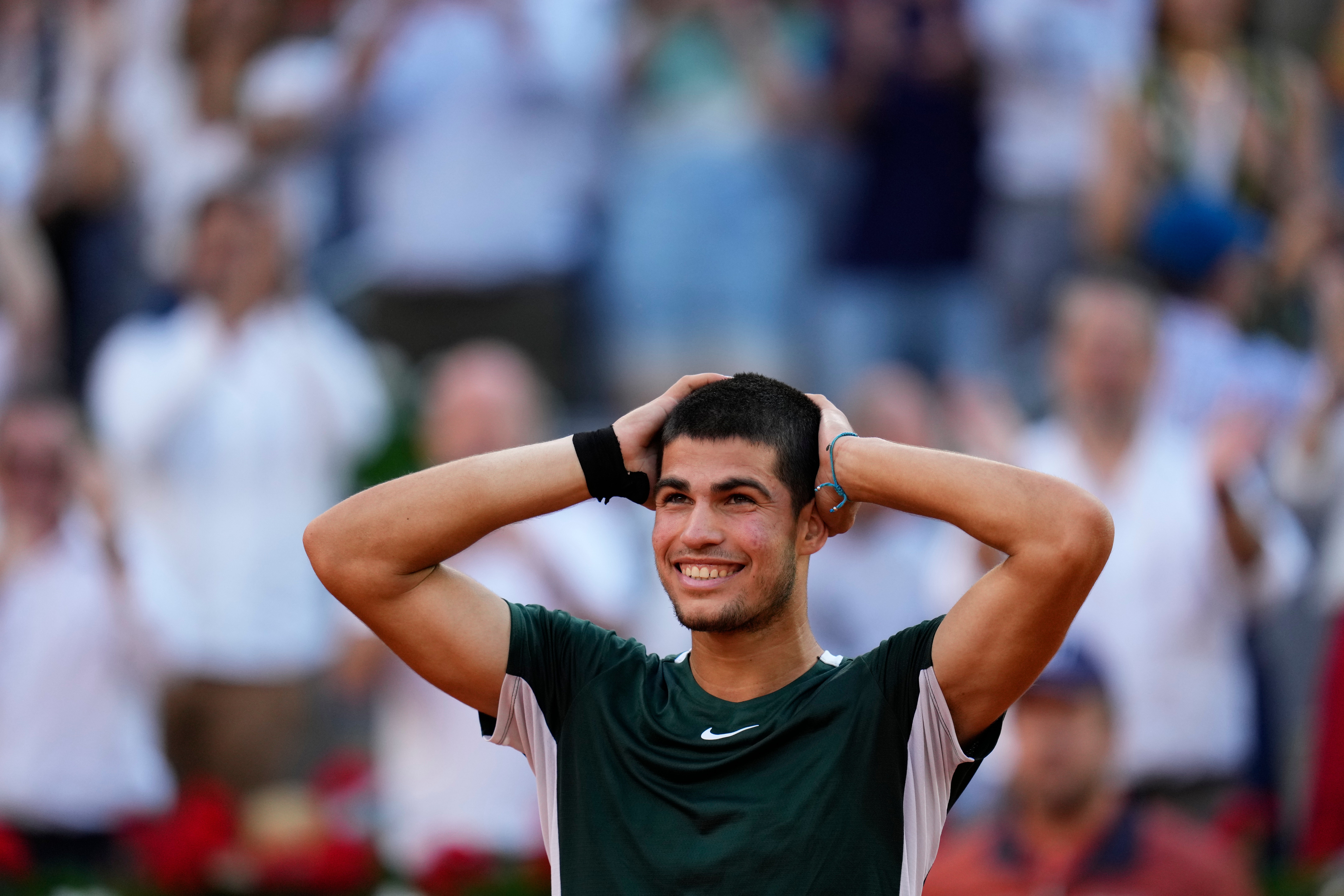 Carlos Alcaraz celebra tras derrotar a Novak Djokovic (Manu Fernández/AP)