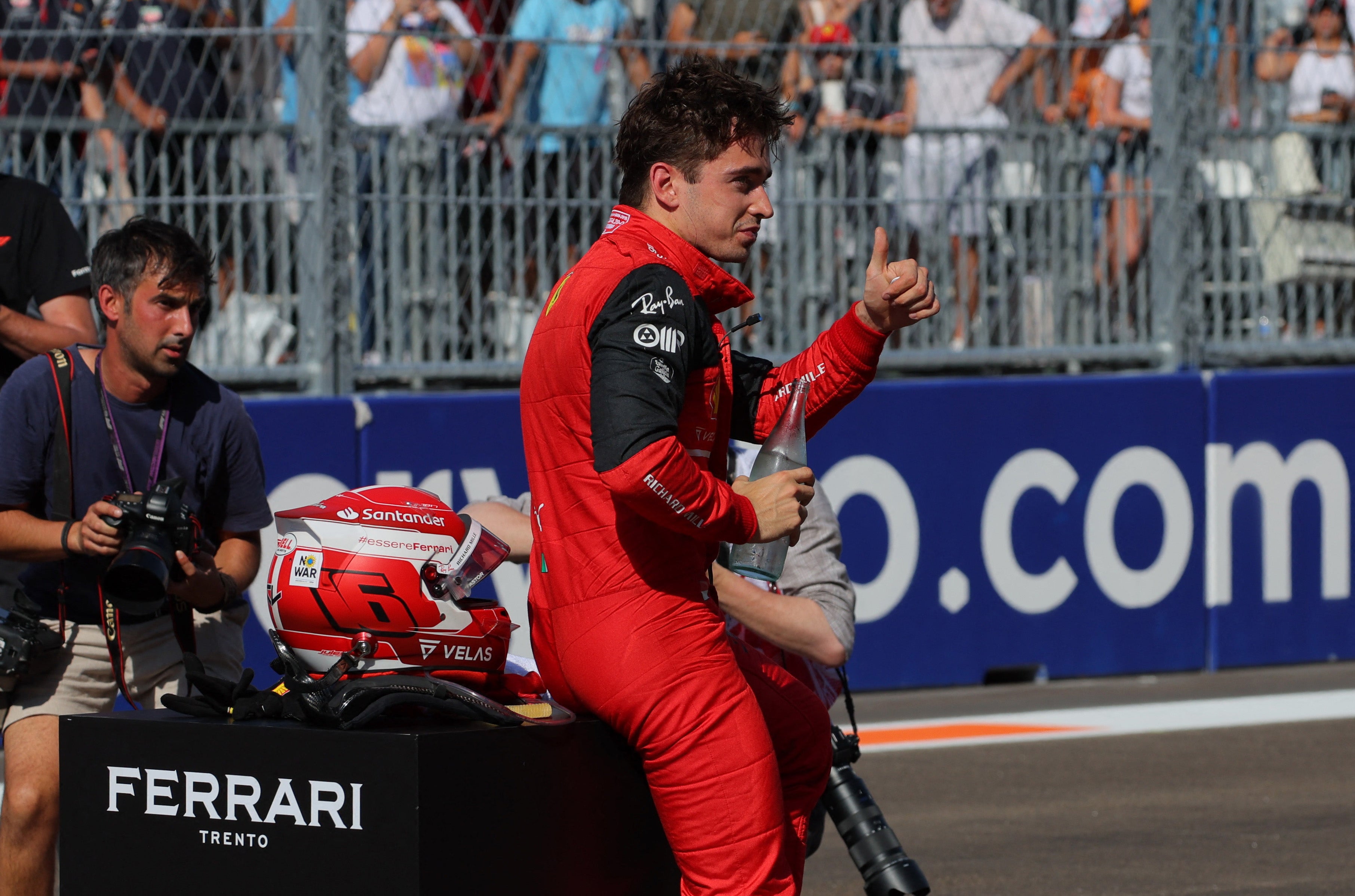 Charles Leclerc consiguió la ‘pole’ por delante de su compañero de equipo en Ferrari, Carlos Sainz