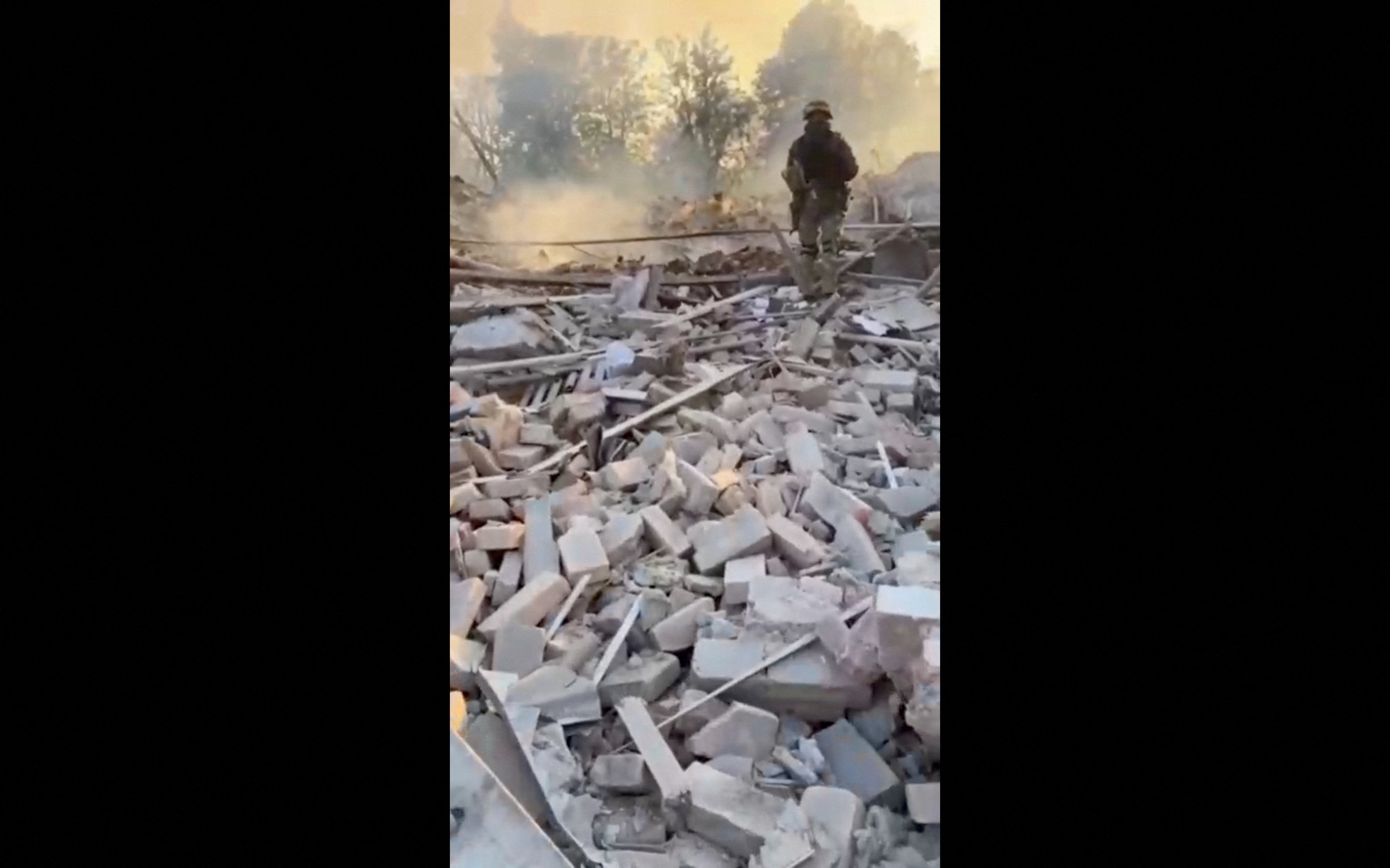 Un hombre con uniforme militar sobre los escombros en Bilohorivka