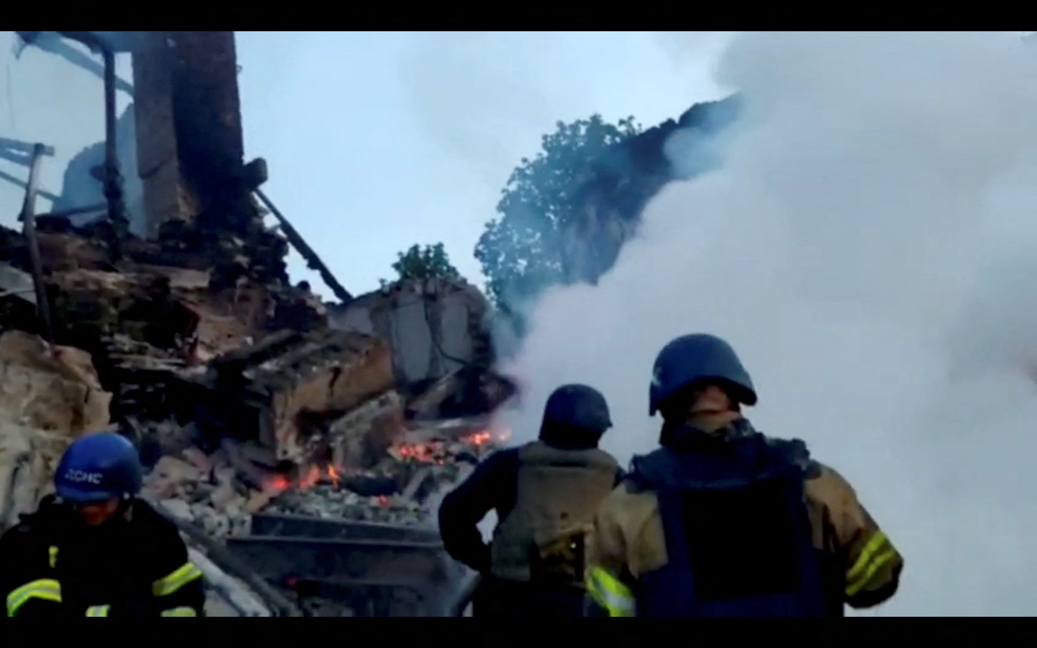 Los equipos de emergencia atienden un incendio después de que, al parecer, una escuela fuera alcanzada por los bombardeos rusos