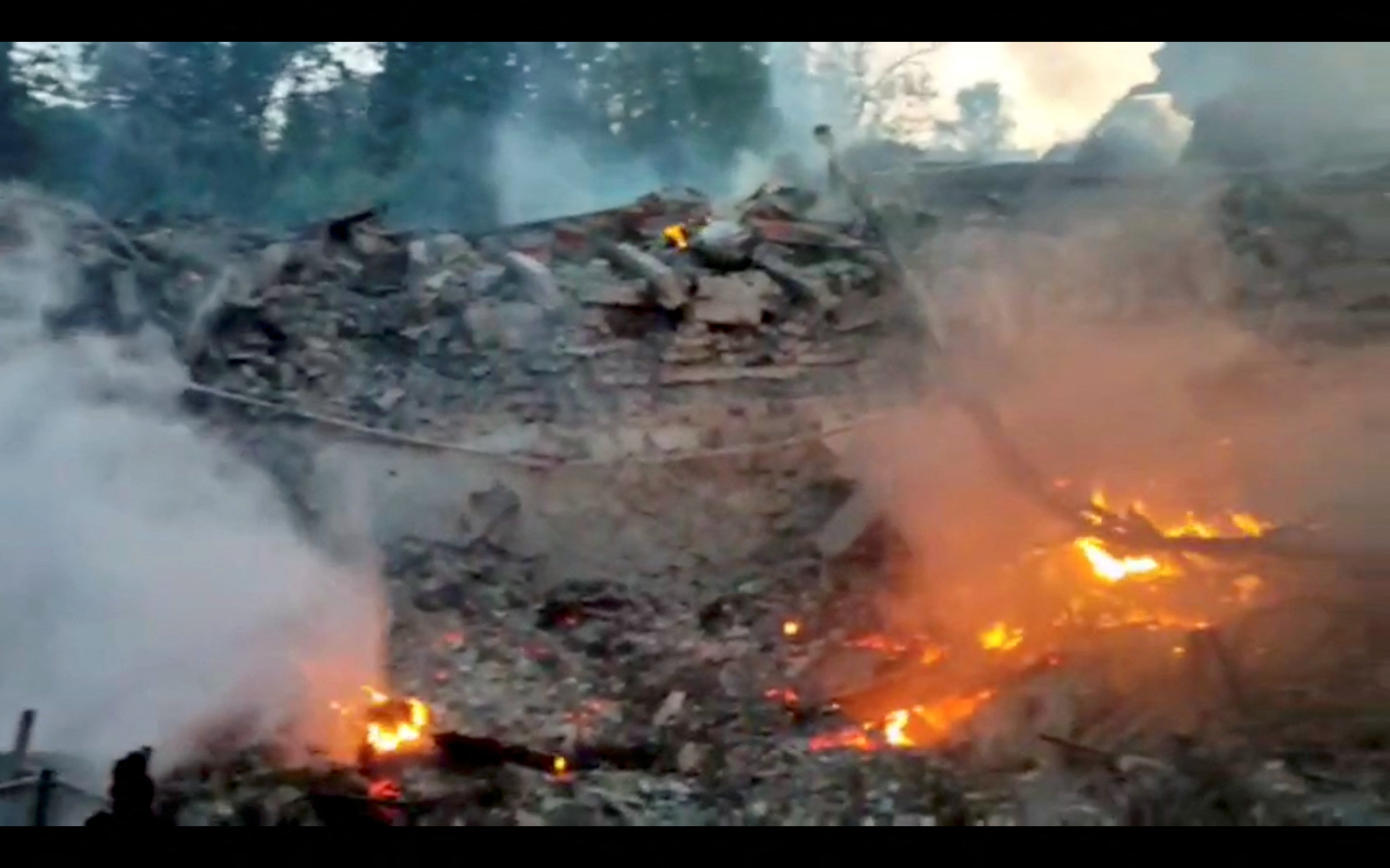 Se ven escombros en llamas en el pueblo de Bilohorivka