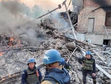 Sesenta personas habrían muerto después de que Rusia bombardeara una escuela ucraniana