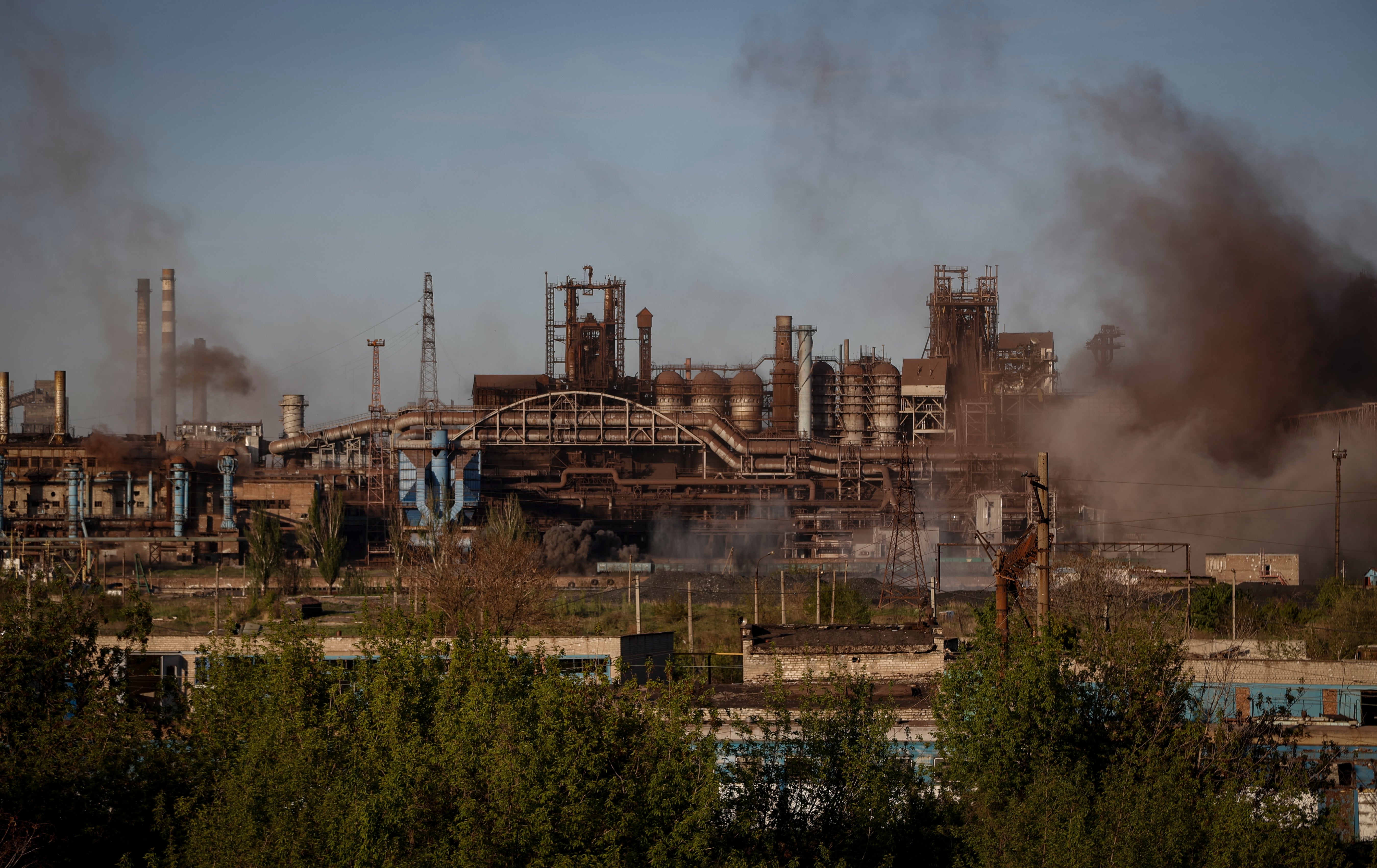 El humo se eleva sobre la planta siderúrgica de Azovstal en Mariúpol