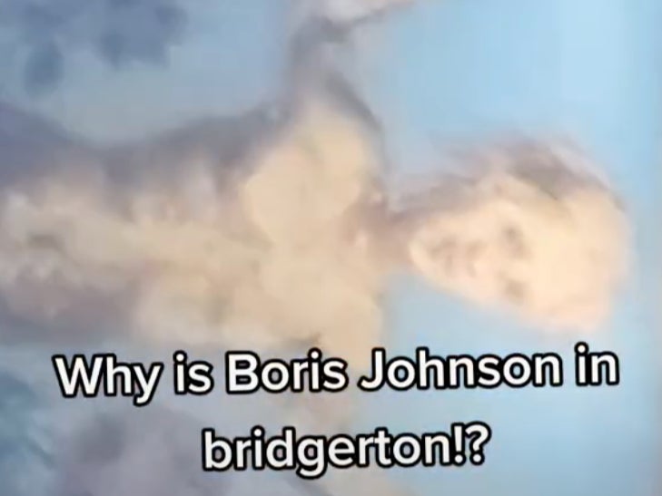 Boris Johnson “detectado” en el fondo de ‘Bridgerton’
