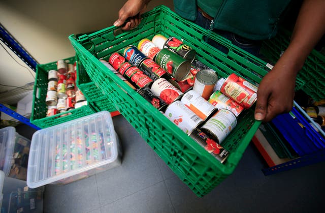 Alrededor de uno de cada siete adultos vive en hogares donde las personas se saltan comidas, comen porciones más pequeñas o pasan hambre todo el día porque no pueden pagar o acceder a los alimentos, sugiere la investigación. (Jonathan Brady/PA)