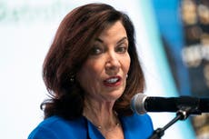 Gobernadora de NY Kathy Hochul arroja positivo a COVID-19