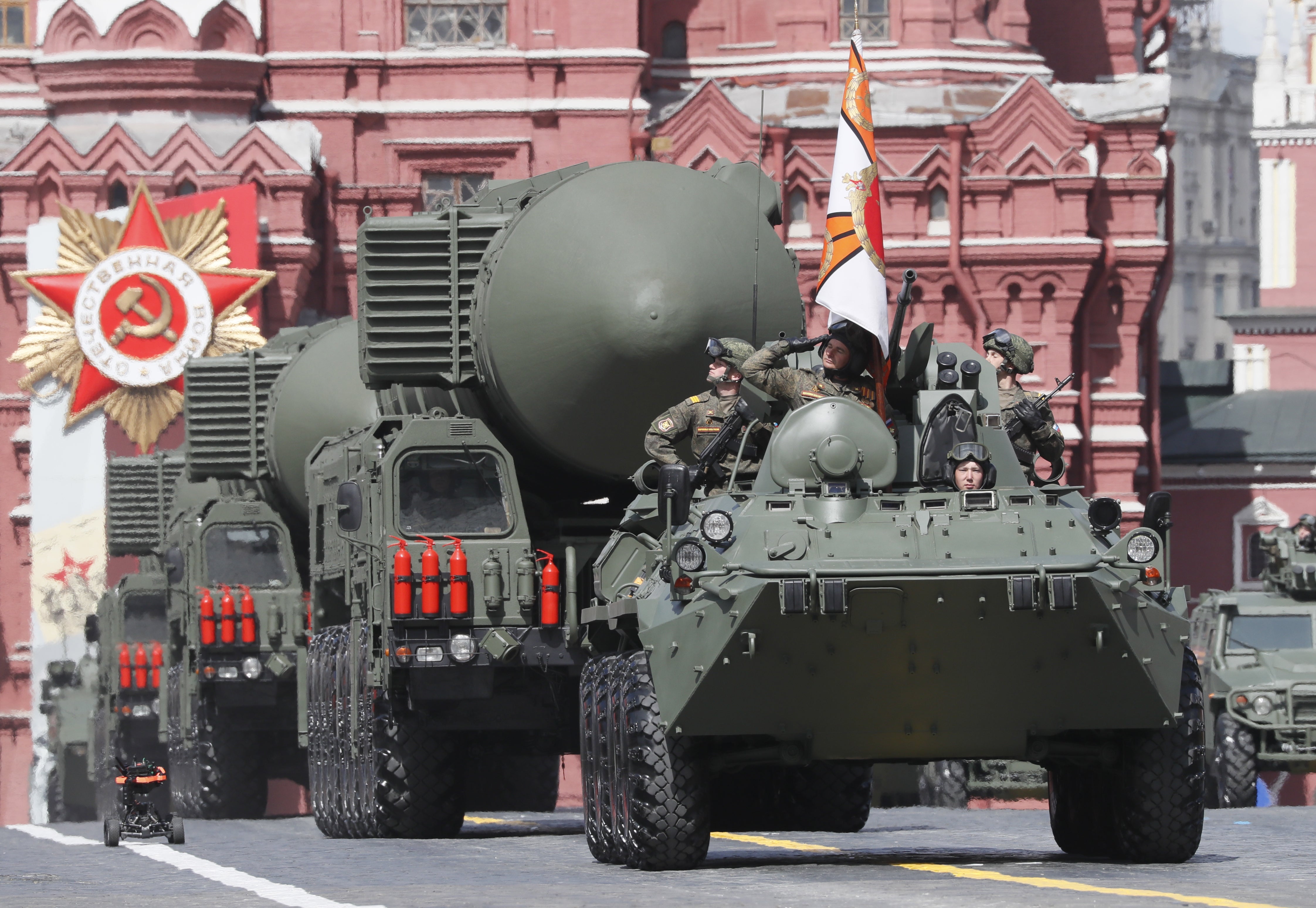 Lanzamisiles balísticos intercontinentales Yars rusos ruedan por la Plaza Roja el 9 de mayo
