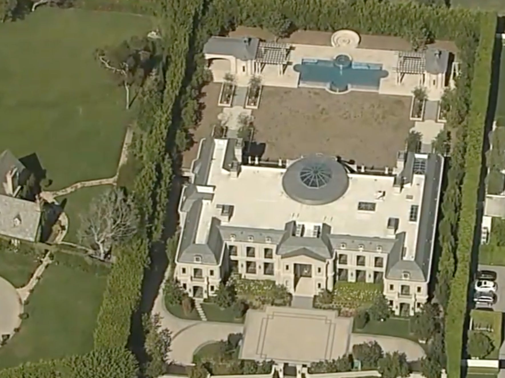 La mansión está situada en la zona de Holmby Hills de Los Ángeles