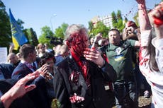Manifestantes polacos agreden y bañan con pintura roja al embajador ruso