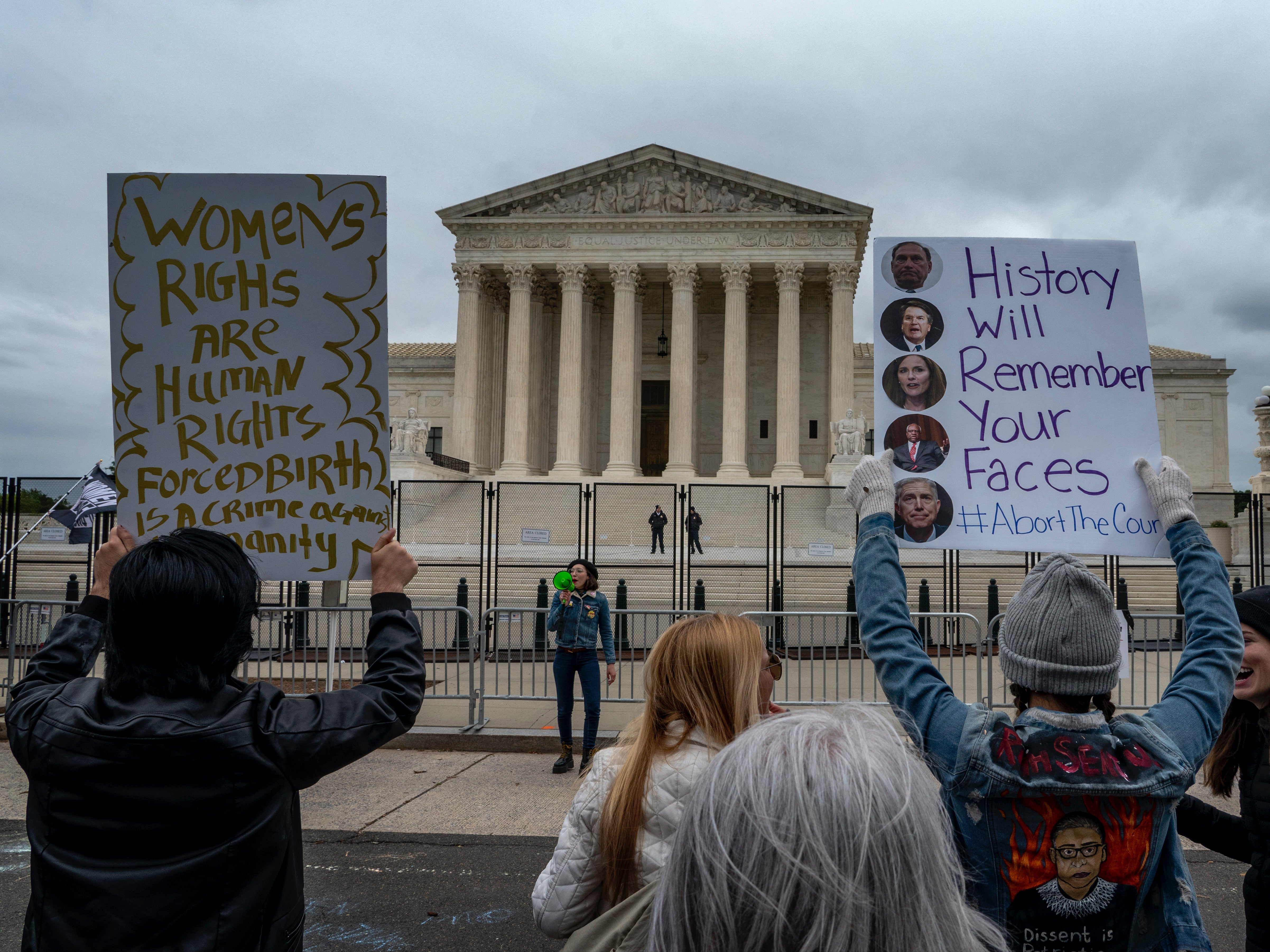 Manifestantes frente al Tribunal Supremo de EE.UU. el domingo