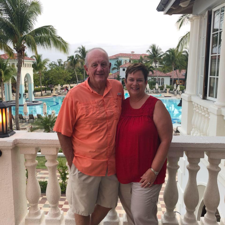 A Mike Phillips y su esposa, Robbie, los encontraron muertos la semana pasada en Sandals Emerald Bay en las Bahamas. Eran propietarios de una agencia de viajes en Tennessee que se especializaba en los resorts Sandals