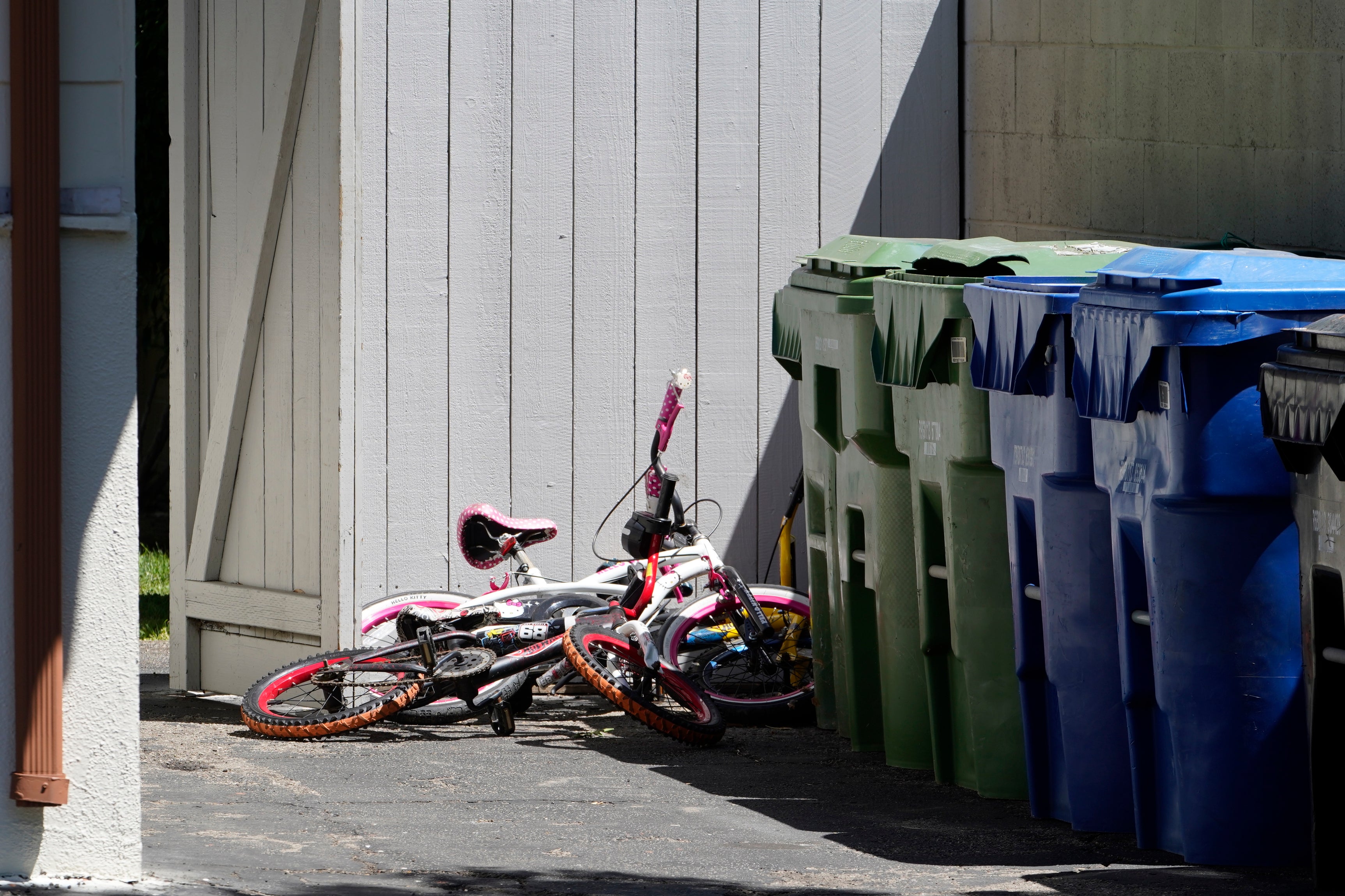 Bicicletas para niños fueron dejadas cerca de los botes de basura de la casa de los Flores en Los Ángeles, el lunes 9 de mayo de 2022
