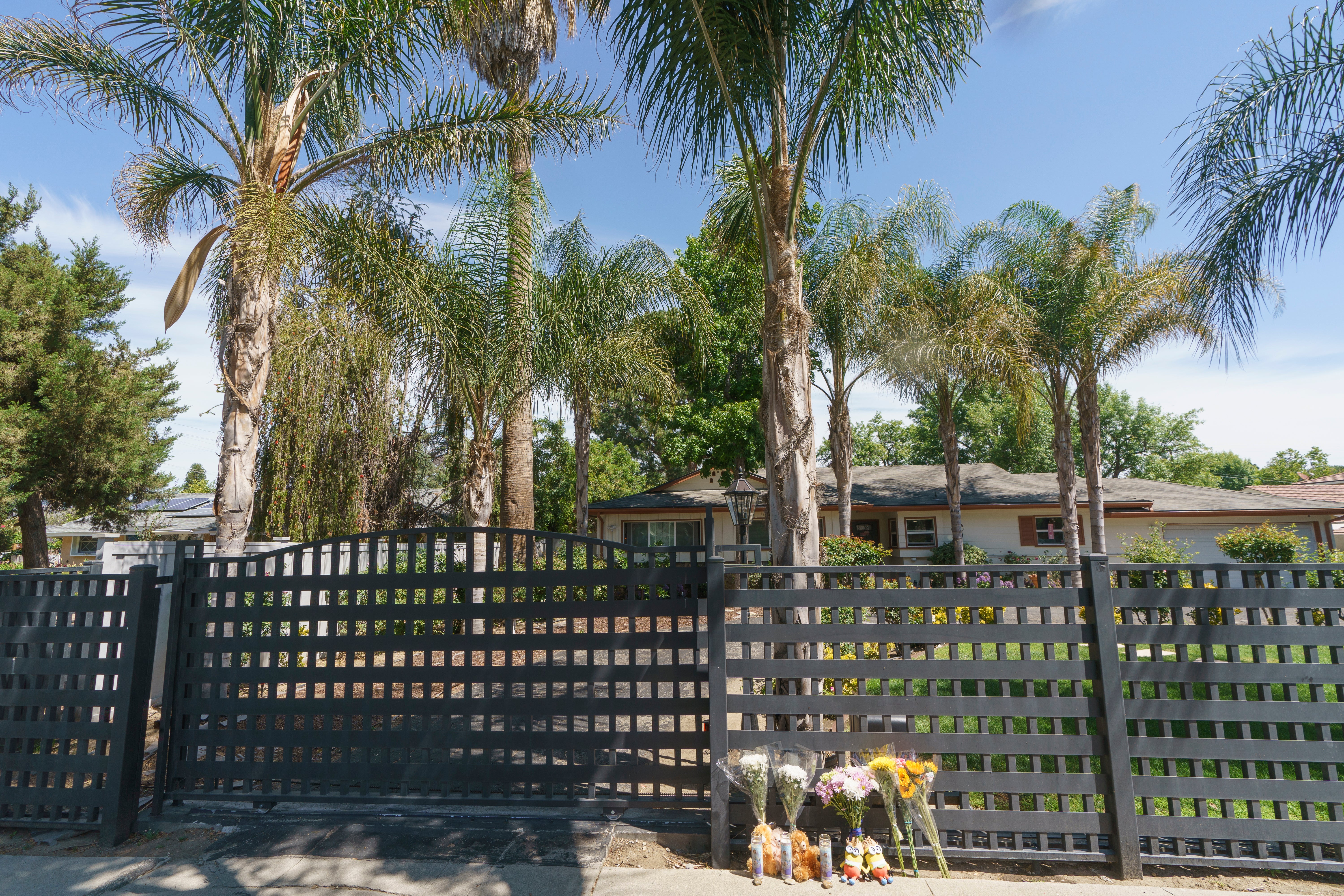 Flores y osos de peluche fueron colocados afuera de una casa estilo rancho en el barrio de West Hills del Valle de San Fernando en Los Ángeles, el lunes 9 de mayo de 2022
