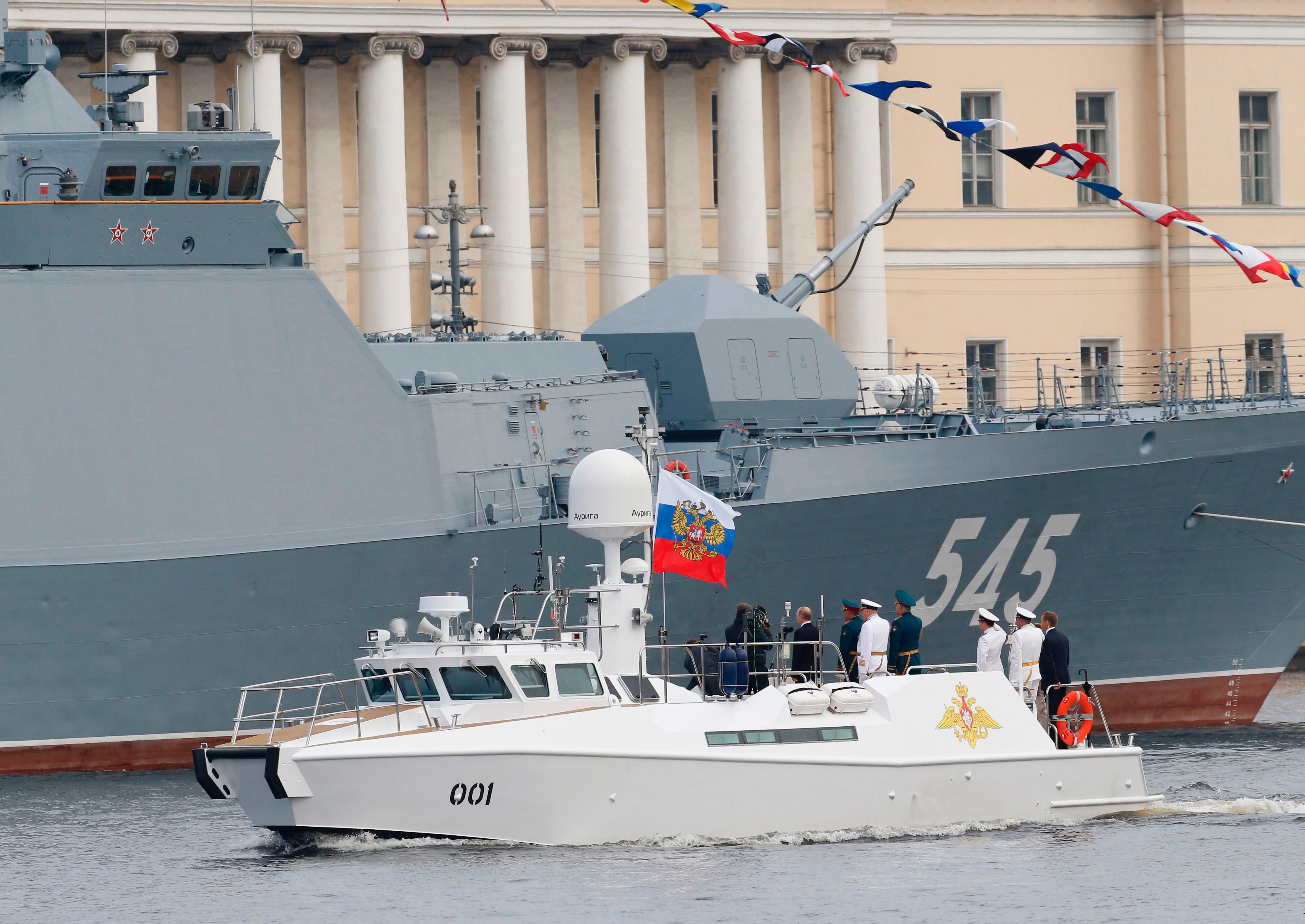 El bote de desfile era usado por Putin para dar discursos