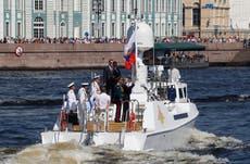 Ucrania “destruye el bote de desfile de Putin” con una bomba guiada por láser en la Isla de las Serpientes