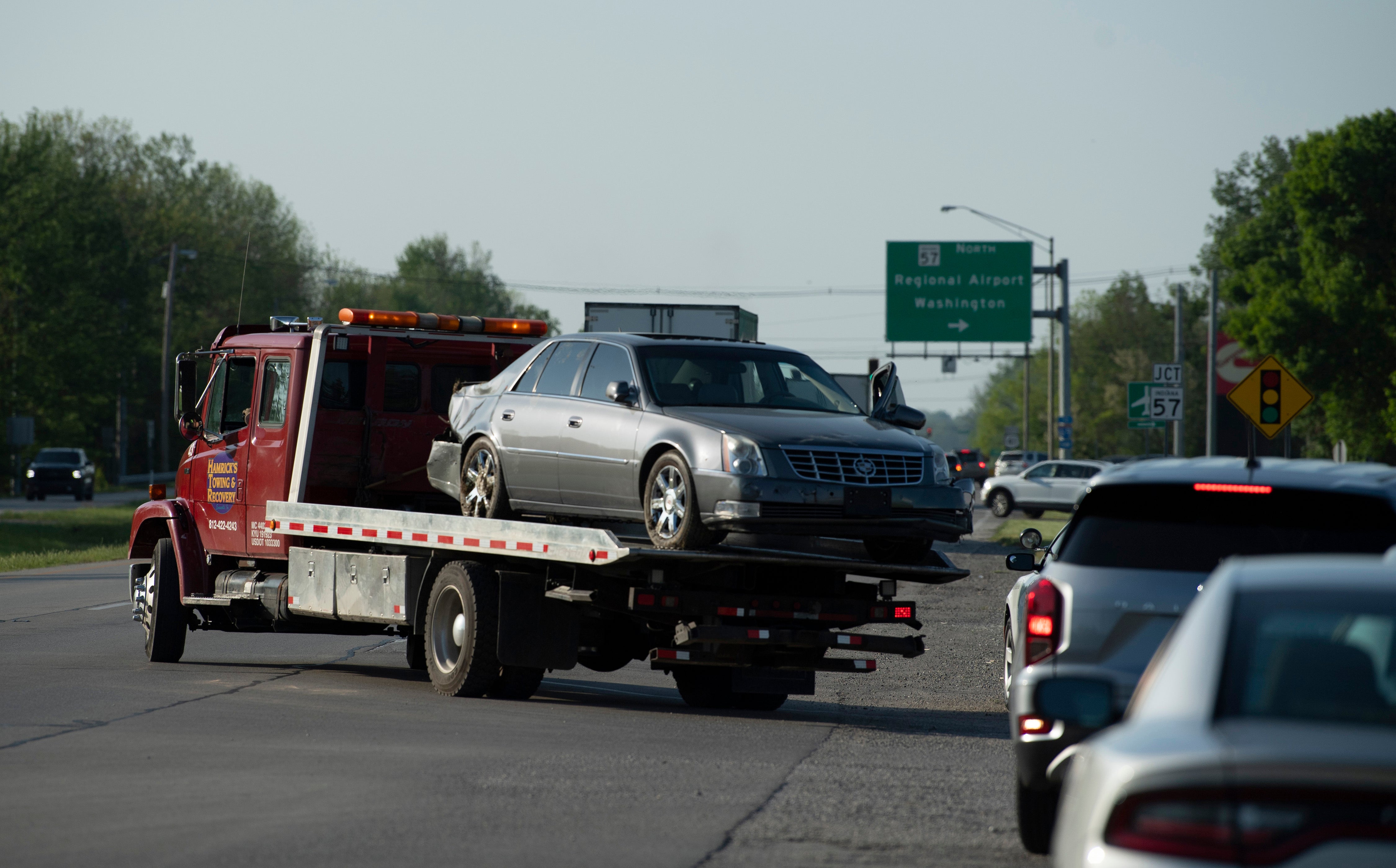 El Cadillac conducido por los fugitivos es remolcado el lunes