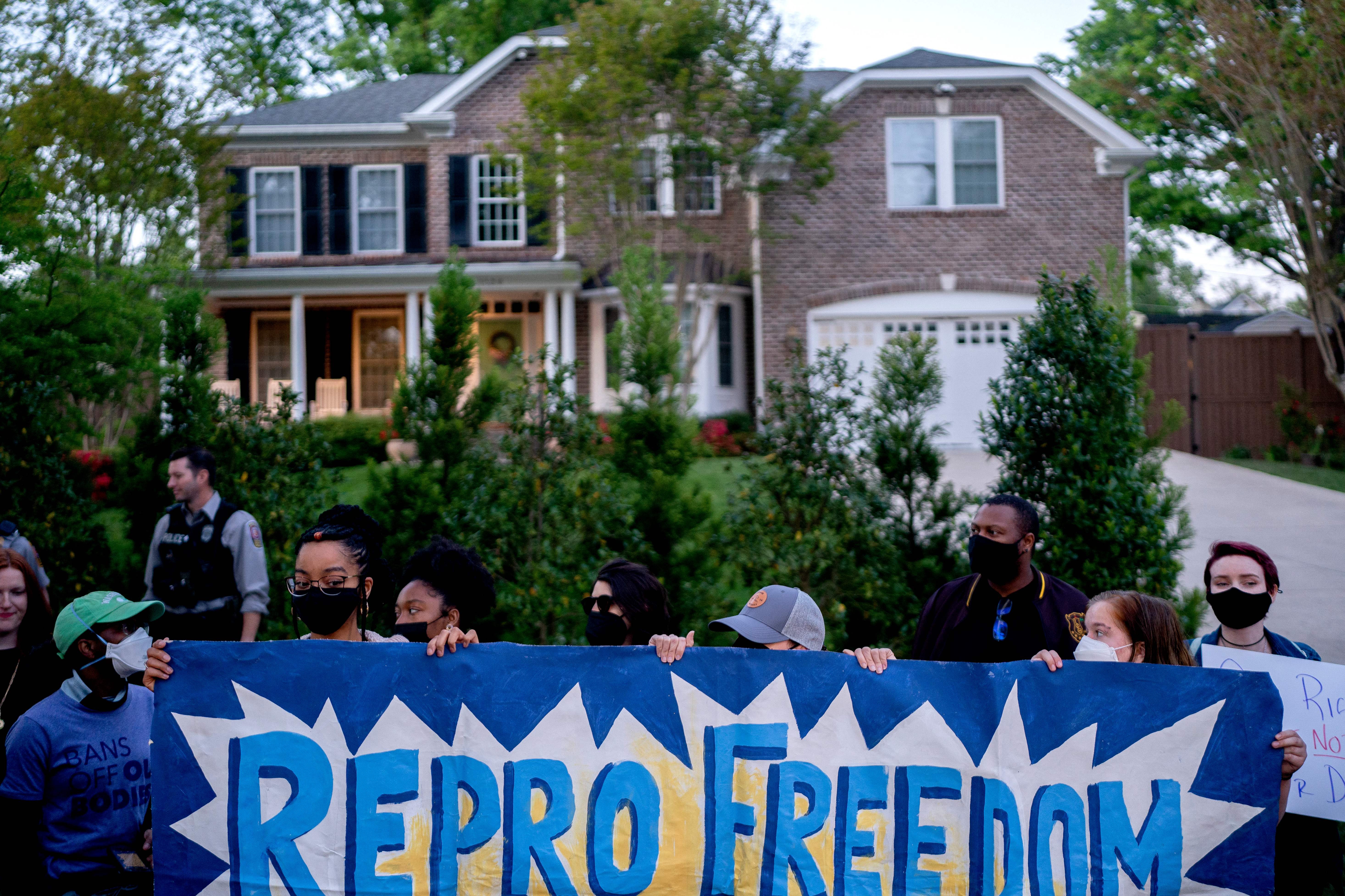 Manifestantes a favor del aborto afuera de la casa del juez Samuel Alito, en Alexandria, Virginia, el 9 de mayo de 2022