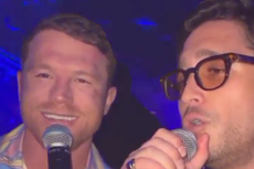 Canelo Álvarez es captado en karaoke tras perder contra Dmitry Bivol