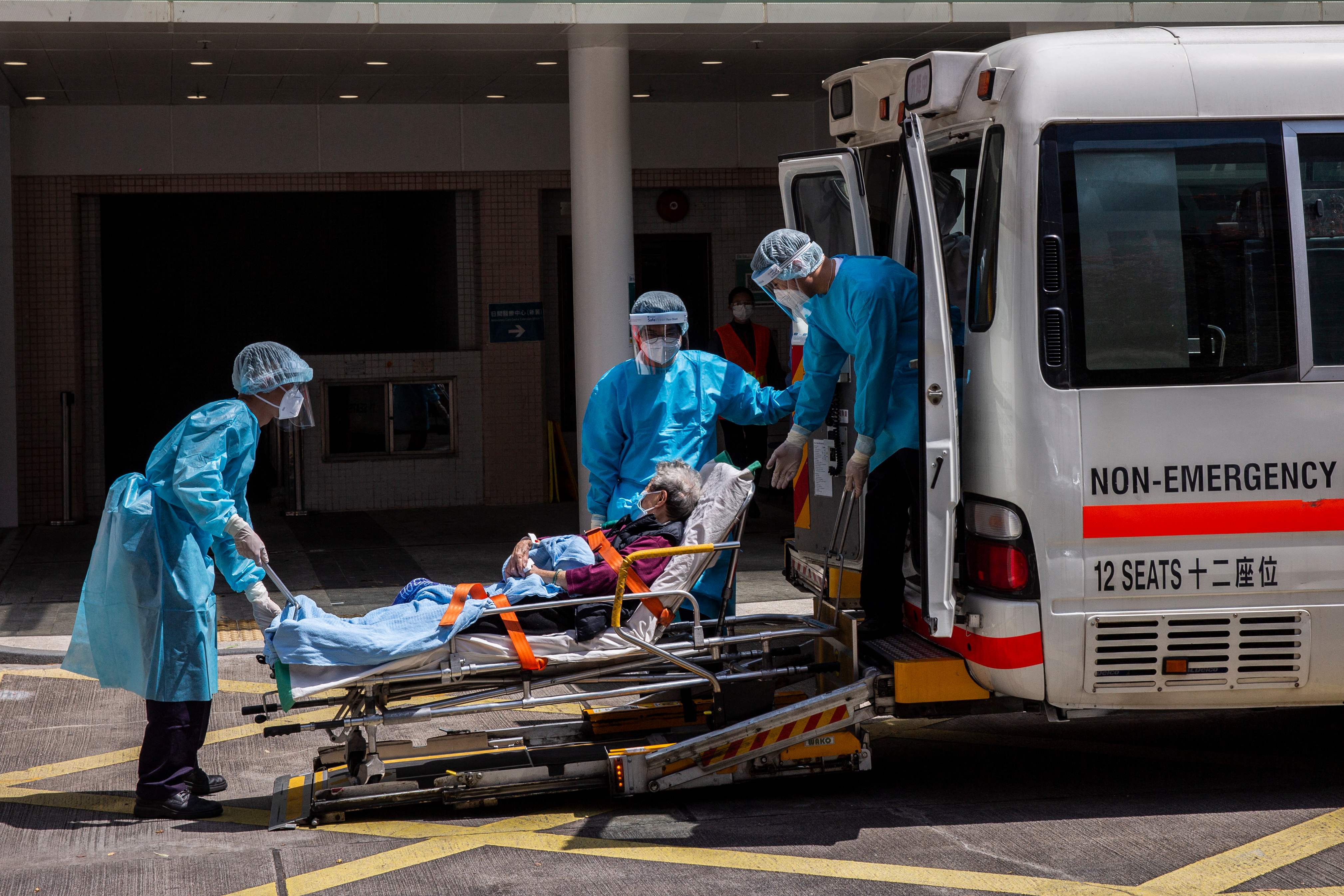 Varios hospitales, incluido el Queen Elizabeth Hospital en Hong Kong, se destinaron exclusivamente para tratar a pacientes de covid-19