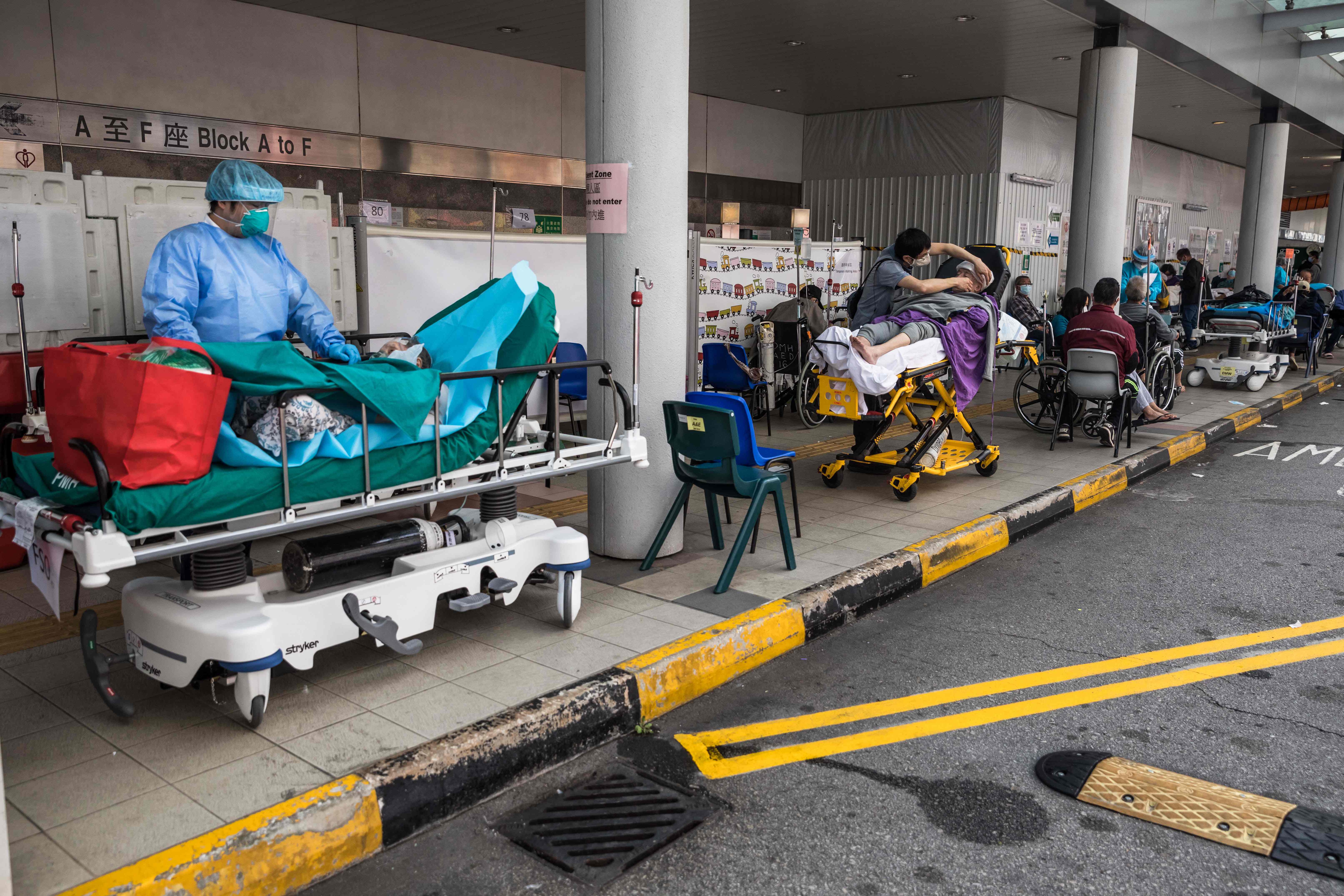 Los hospitales tuvieron que atender pacientes en estacionamientos por la falta de camas