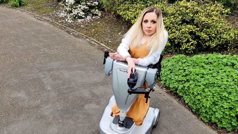 Joanna Klich, de 32 años, en su silla de ruedas vertical