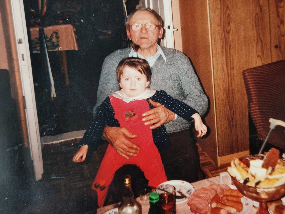 Joanna de niña con su abuelo