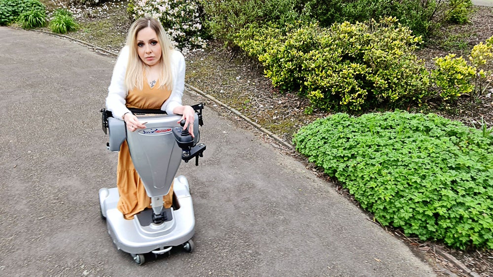 Mujer que “no se ha sentado” en 30 años teme que sus piernas “fallen en cualquier momento”