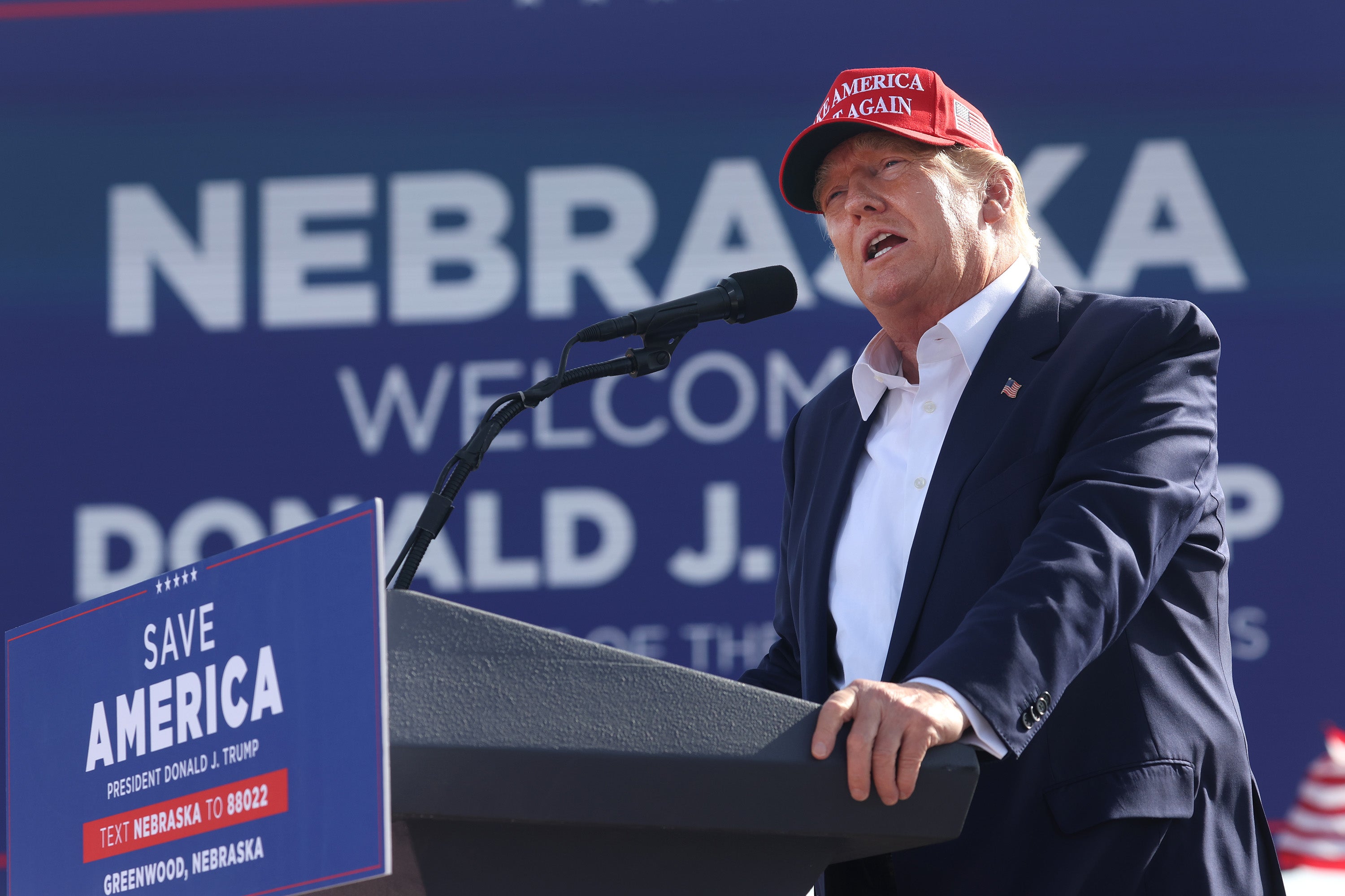 El expresidente Donald Trump se dirige a sus seguidores durante un mitin en el I-80 Speedway el 01 de mayo de 2022 en Greenwood, Nebraska