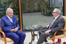 Médicos y asociaciones recriminan al presidente mexicano por la contratación de 500 doctores cubanos