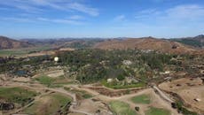 El San Diego Zoo Safari Park celebra 50 años y sorprende a un visitante con un regalo para toda la vida